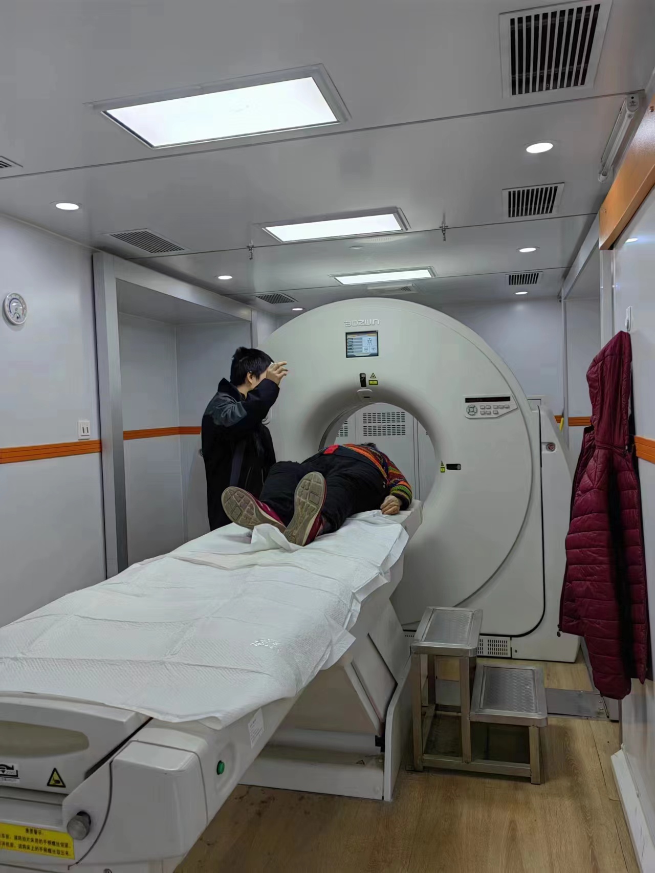 移动健康检测  拉进服务距离——平安银行潍坊分行举办“知肺无恙，春暖花开”送健康活动