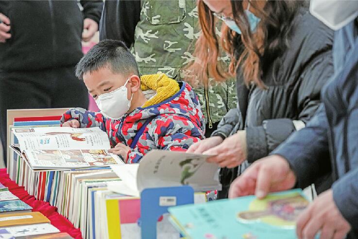 北京图书订货会首次在外省设立大型分会场,首届济南书市开幕 打折后还能享优惠,今明两天快来“搬书”