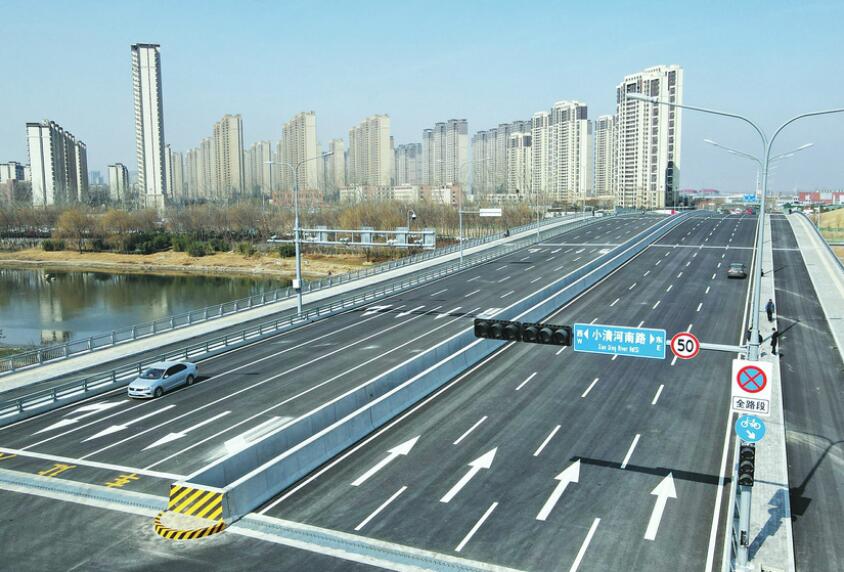 Die Xiaoqing Fluss-Quer Brücke in nördlicher Verlängerung der Olympic Middle Straße wurde für den Verkehr freigegeben