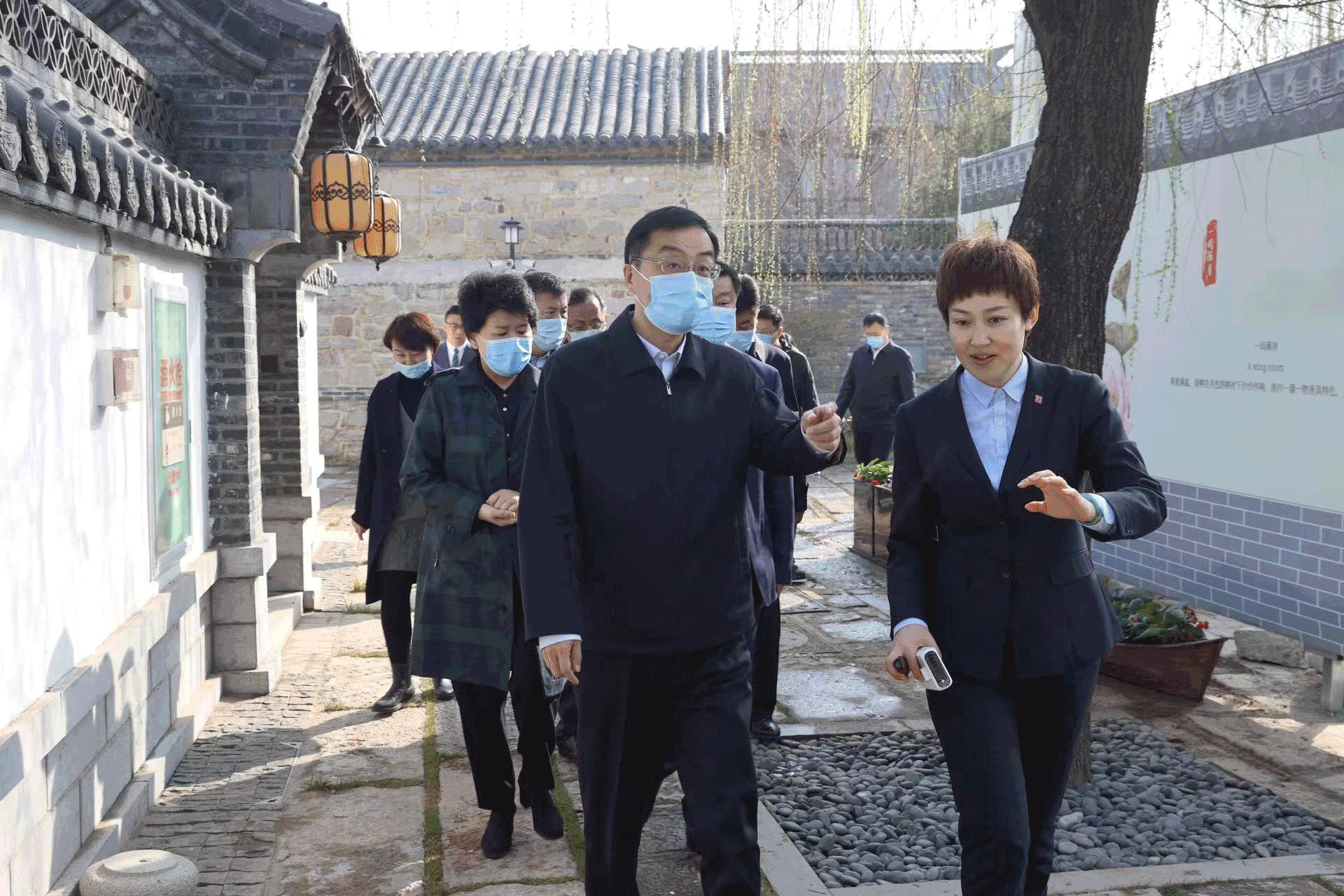 刘强调研文化产业并召开文化工作座谈会时强调：推动文化事业和文化产业繁荣发展 提升群众凝聚力社会亲和力城市吸引力