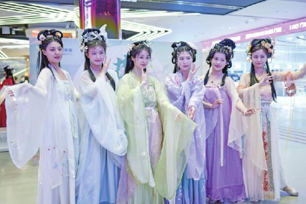 Display of Traditional Han Clothing for Feast of Spring