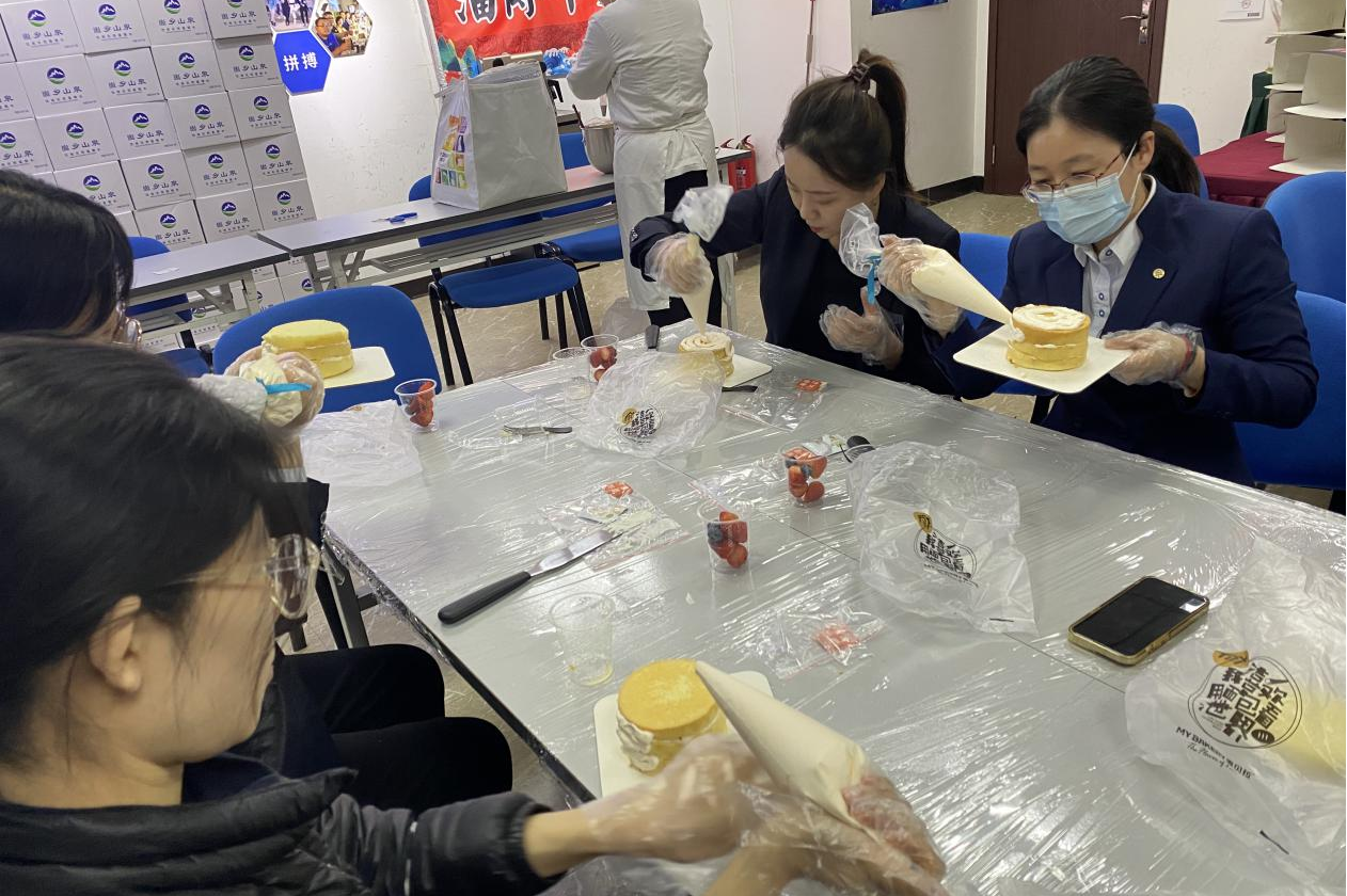 太平人寿淄博中心支公司举办庆三八“一口甜心 焙享春光”蛋糕DIY制作活动
