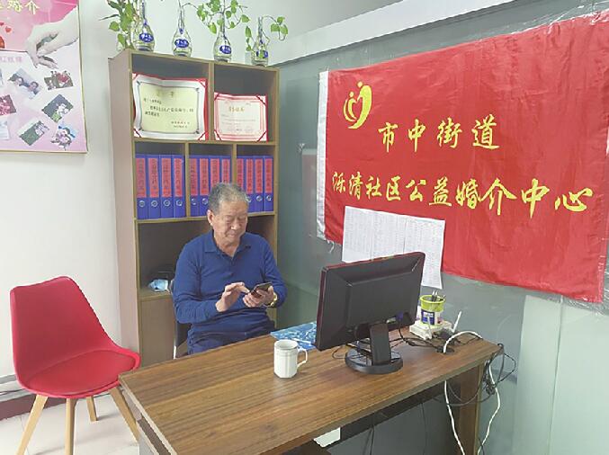 从“退役老兵”到“公益红娘”，收录近2000位单身男女的婚介档案 山东66岁老兵6年撮合上百对姻缘