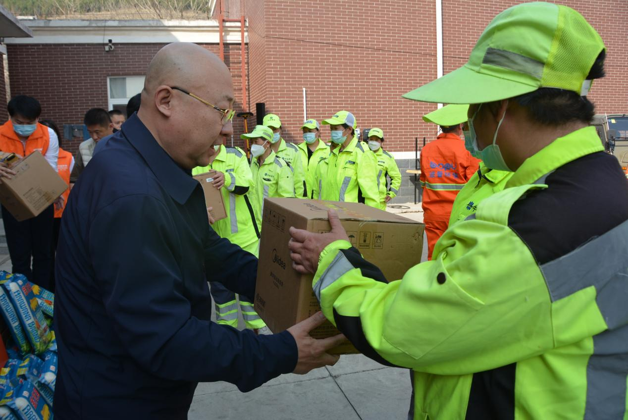 关爱环卫工人，“橙”就文明泉城 平安产险山东分公司开展一线环卫女职工慰问活动