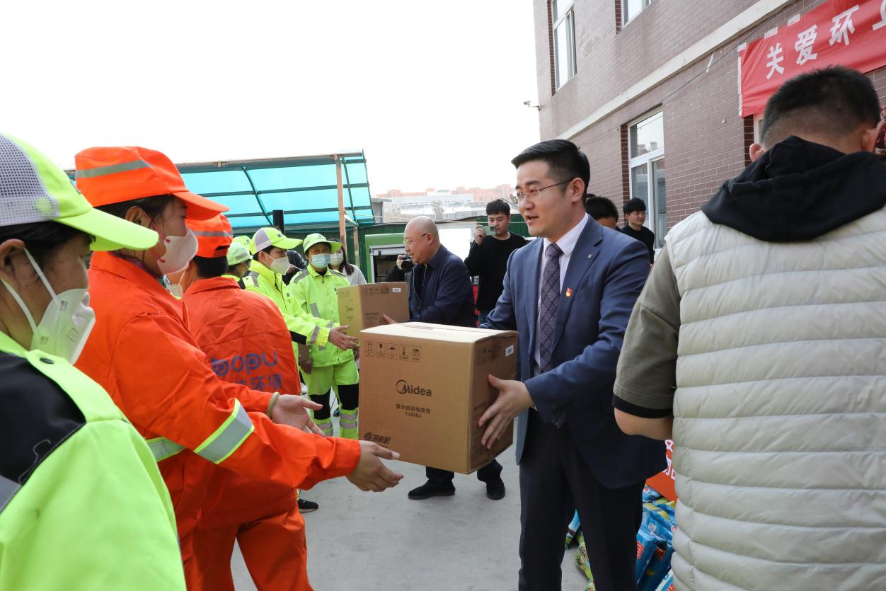 关爱环卫工人，“橙”就文明泉城 平安产险山东分公司开展一线环卫女职工慰问活动
