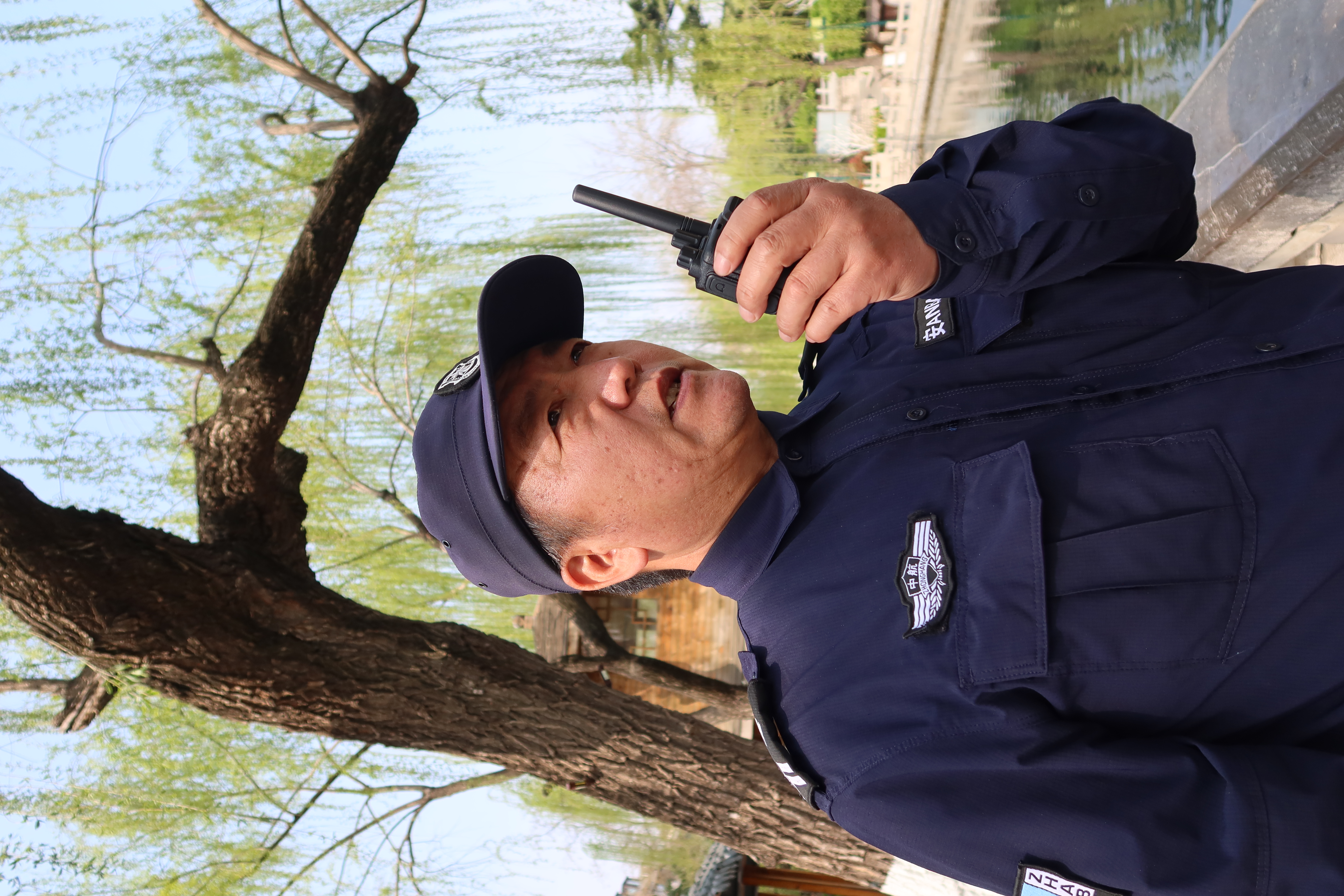 融媒·画像丨趵突泉的保安会讲诗词，黑虎泉的保安会说英语——泉畔“扫地僧”