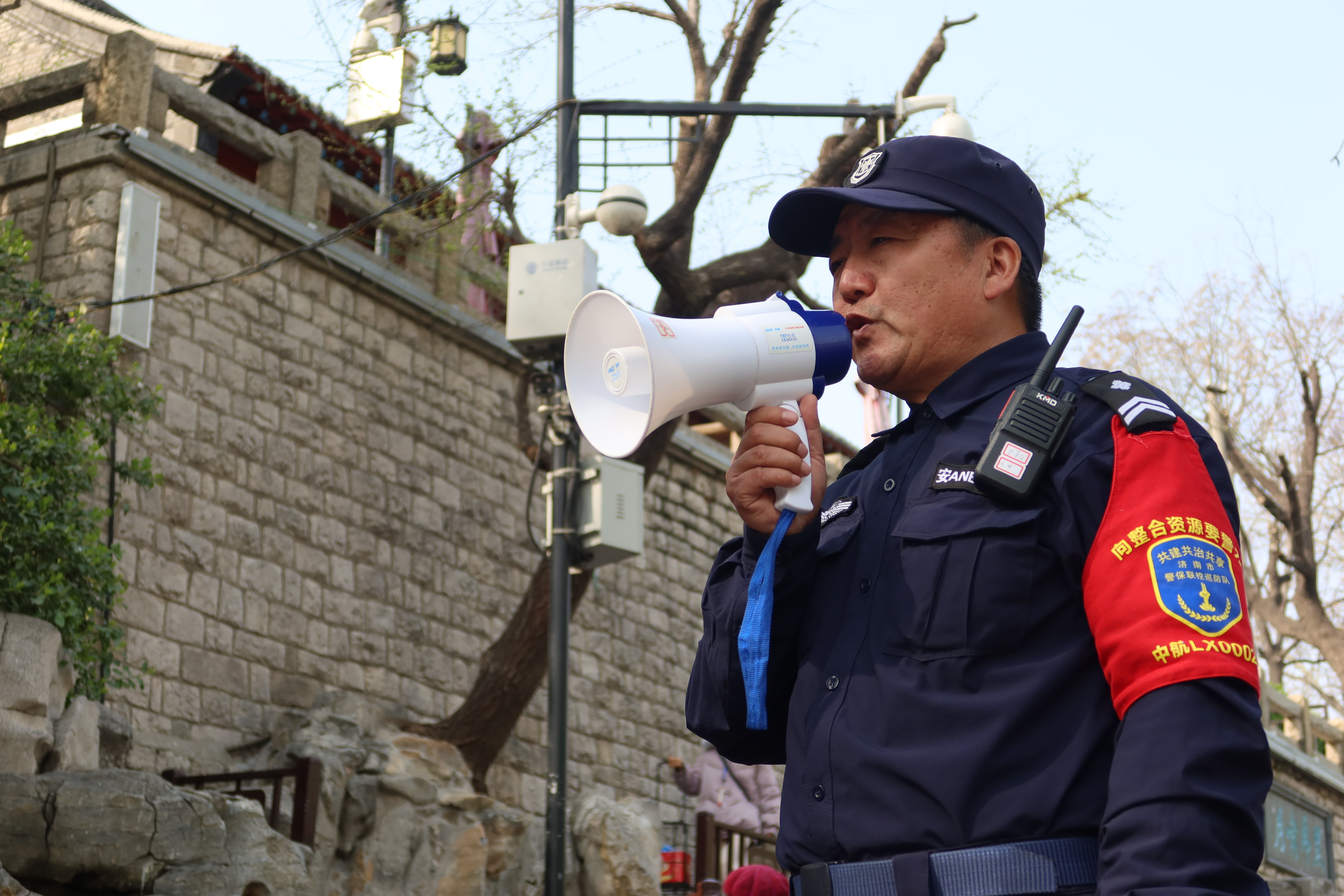 融媒·画像丨趵突泉的保安会讲诗词，黑虎泉的保安会说英语——泉畔“扫地僧”