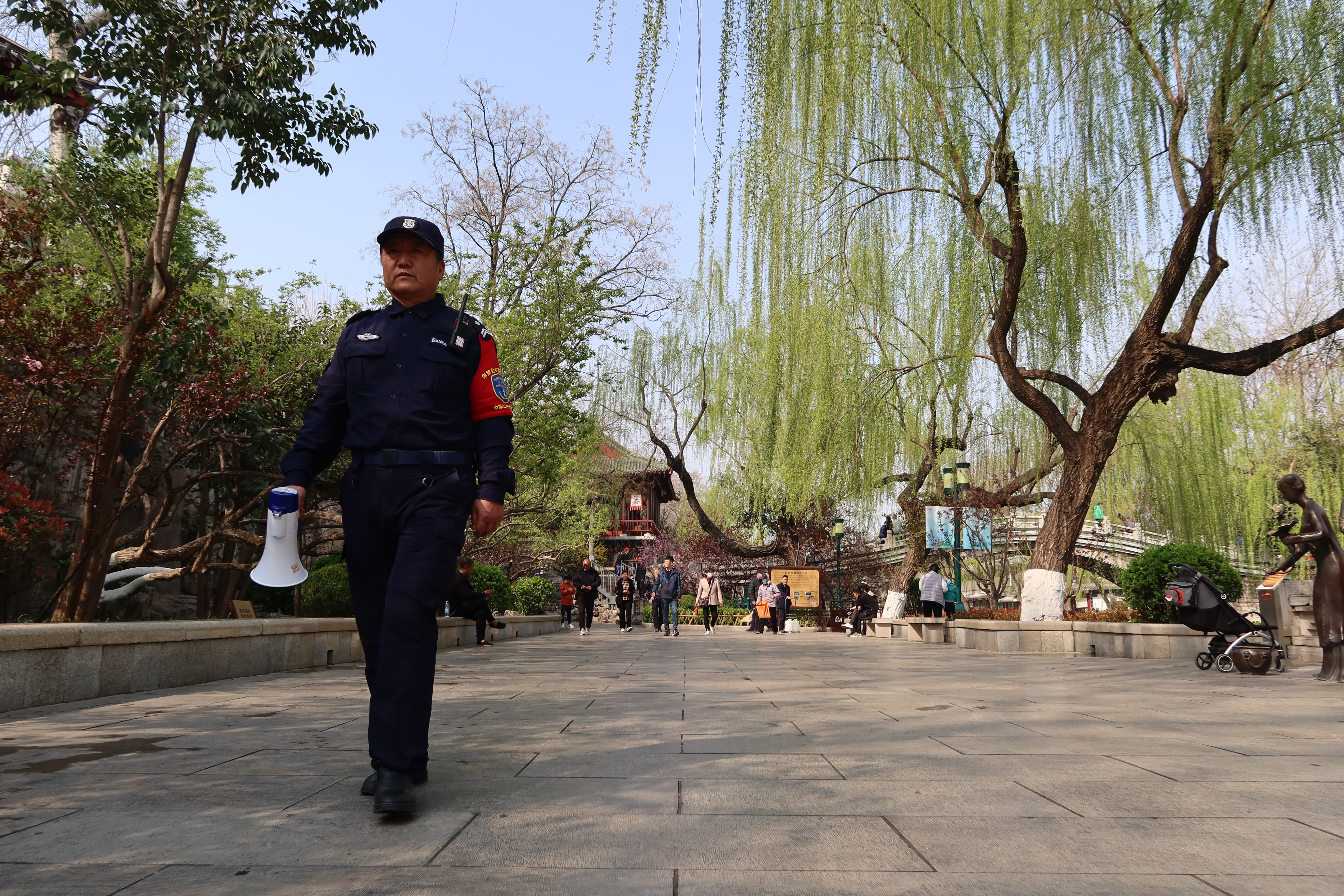 融媒·画像丨趵突泉的保安会讲诗词，黑虎泉的保安会说英语——泉畔“扫地僧”