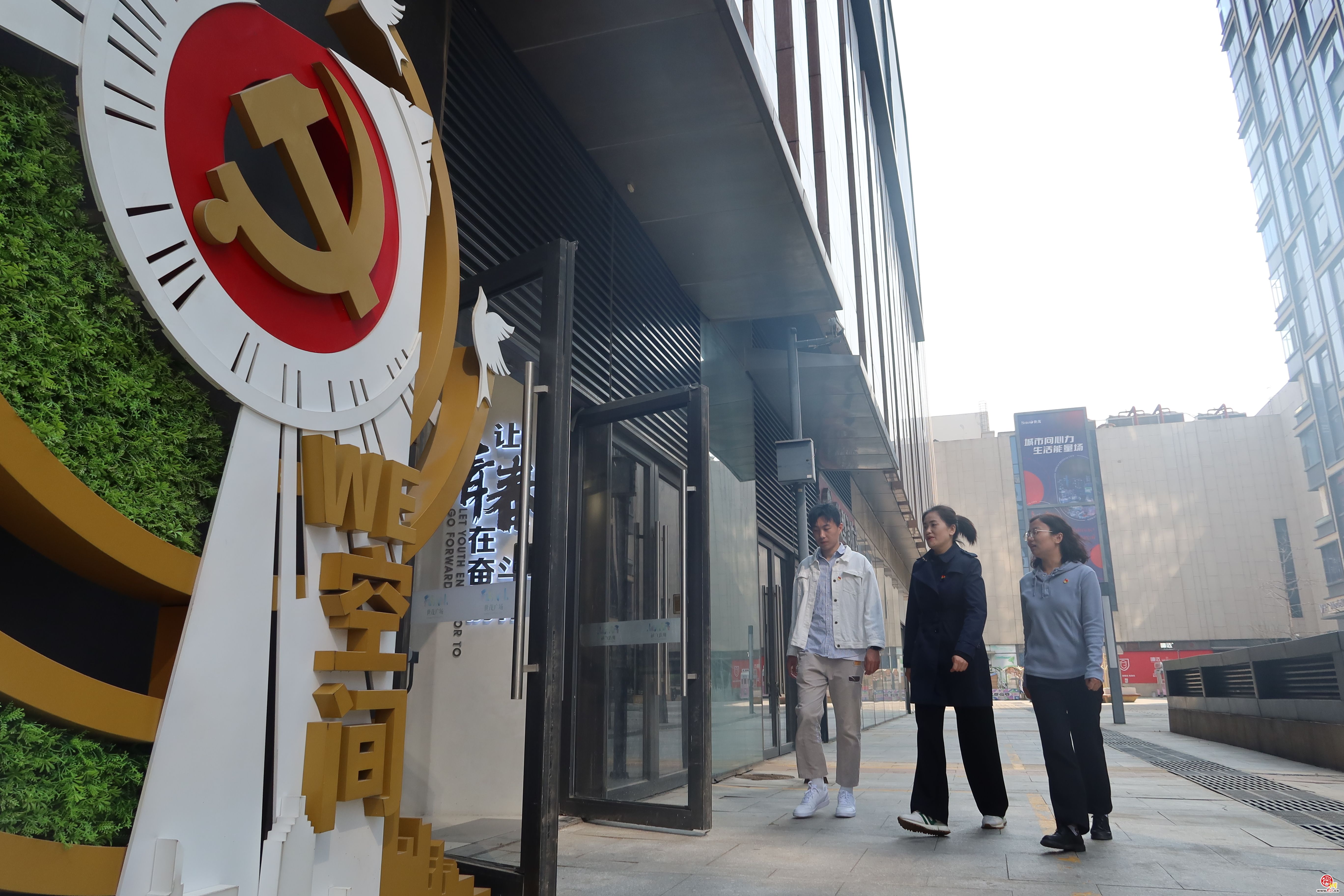 融媒·先锋丨一小时的休息间隙，50平方米的党建空间，把这群年轻就业者聚在了一起——午间“圆桌派”