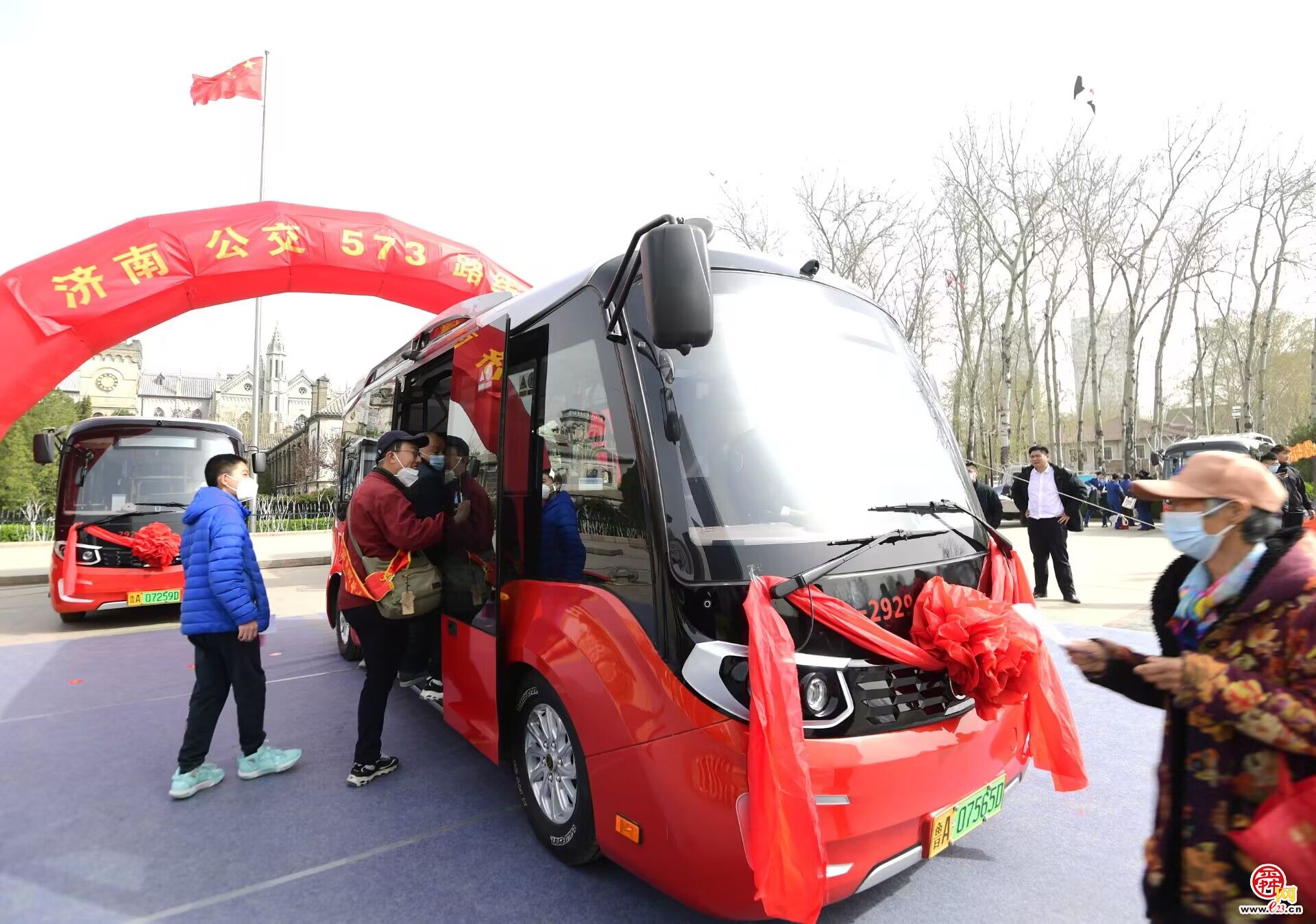 串起网红打卡地,衔接地铁2号线,济南历城区首条“小巷公交”启程了