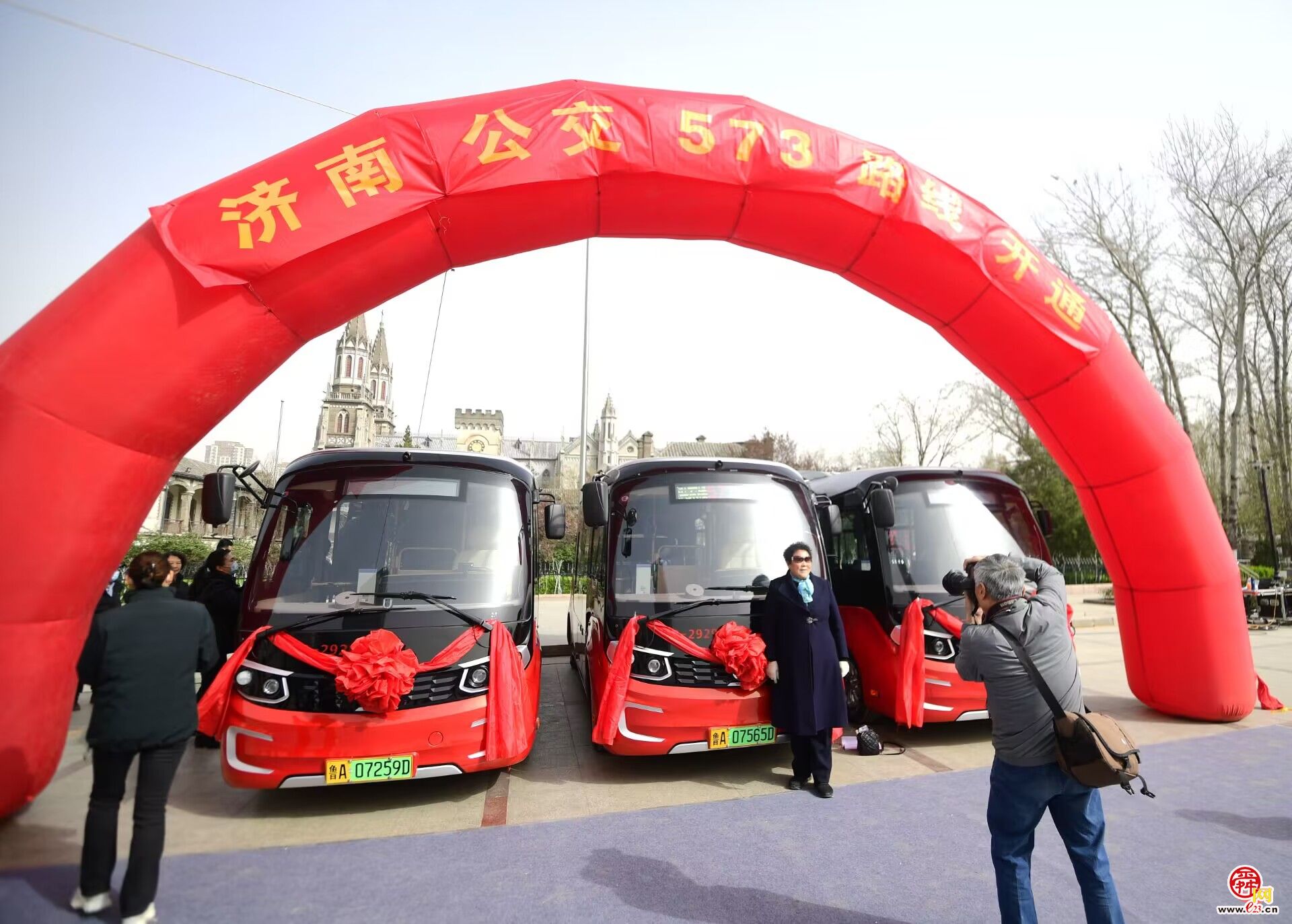 串起网红打卡地,衔接地铁2号线,济南历城区首条“小巷公交”启程了