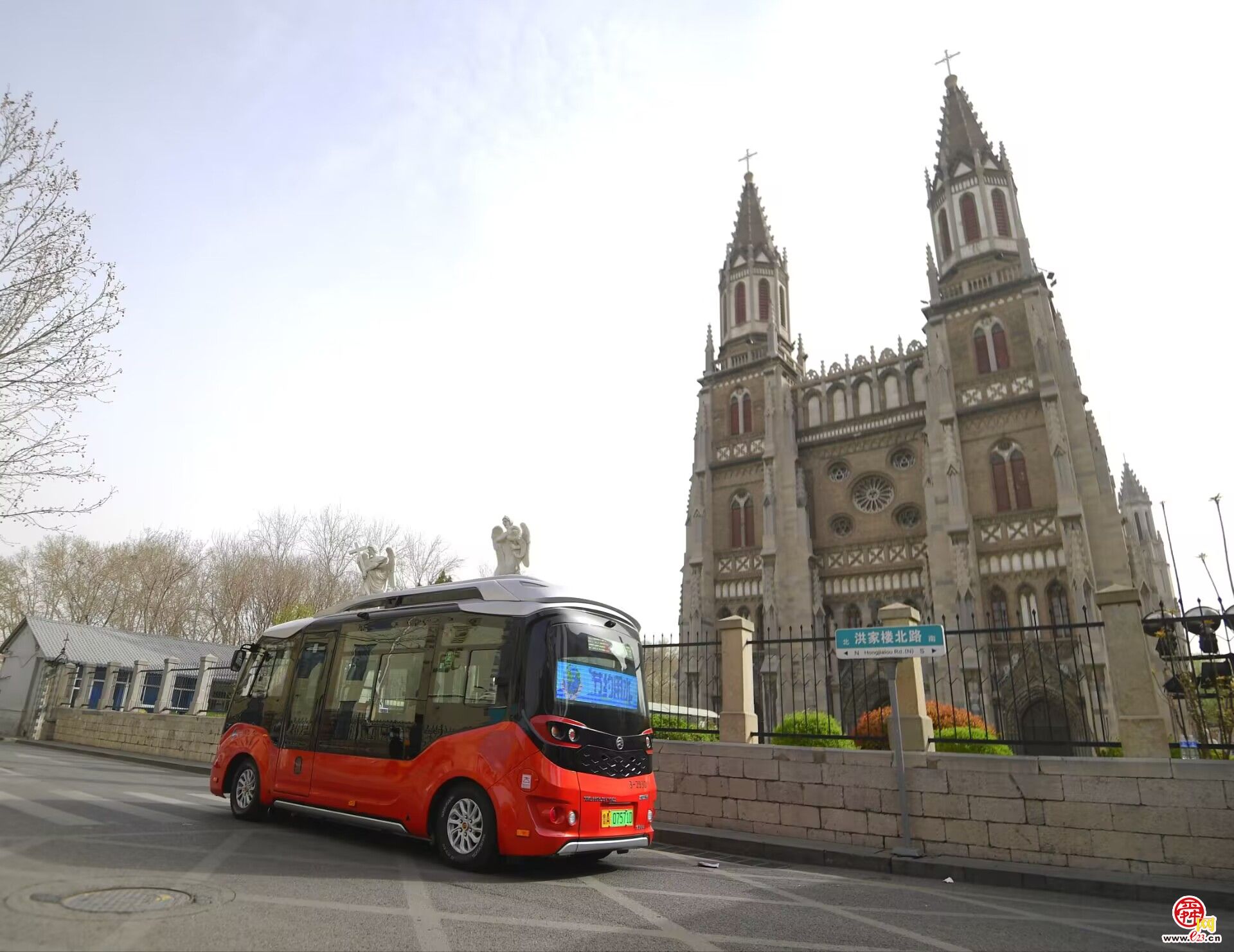 串起网红打卡地,衔接地铁2号线,济南历城区首条“小巷公交”启程了