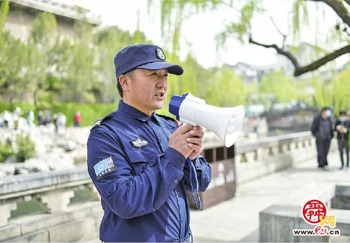 双语播报、快板口技、快书段子……黑虎泉这名保安是妥妥的“宝藏大叔”