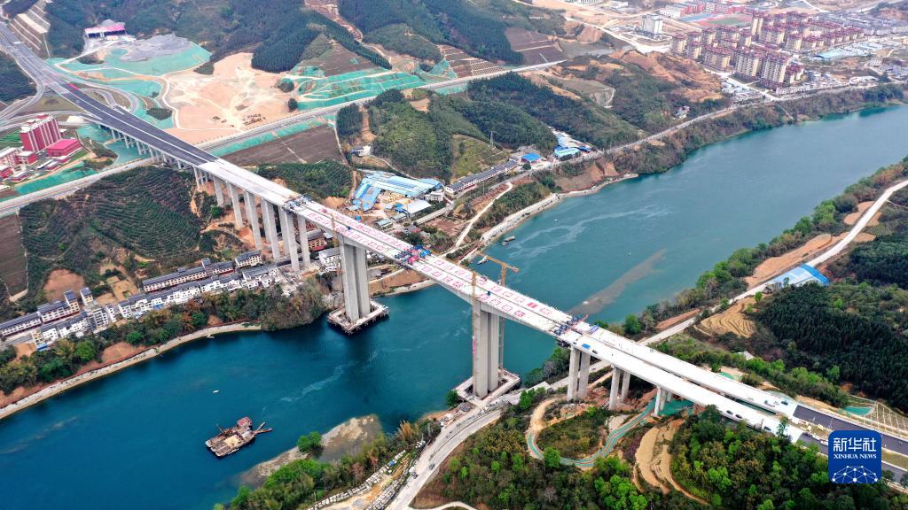 广西最大跨径双向六车道高速公路连续刚构桥双幅合龙