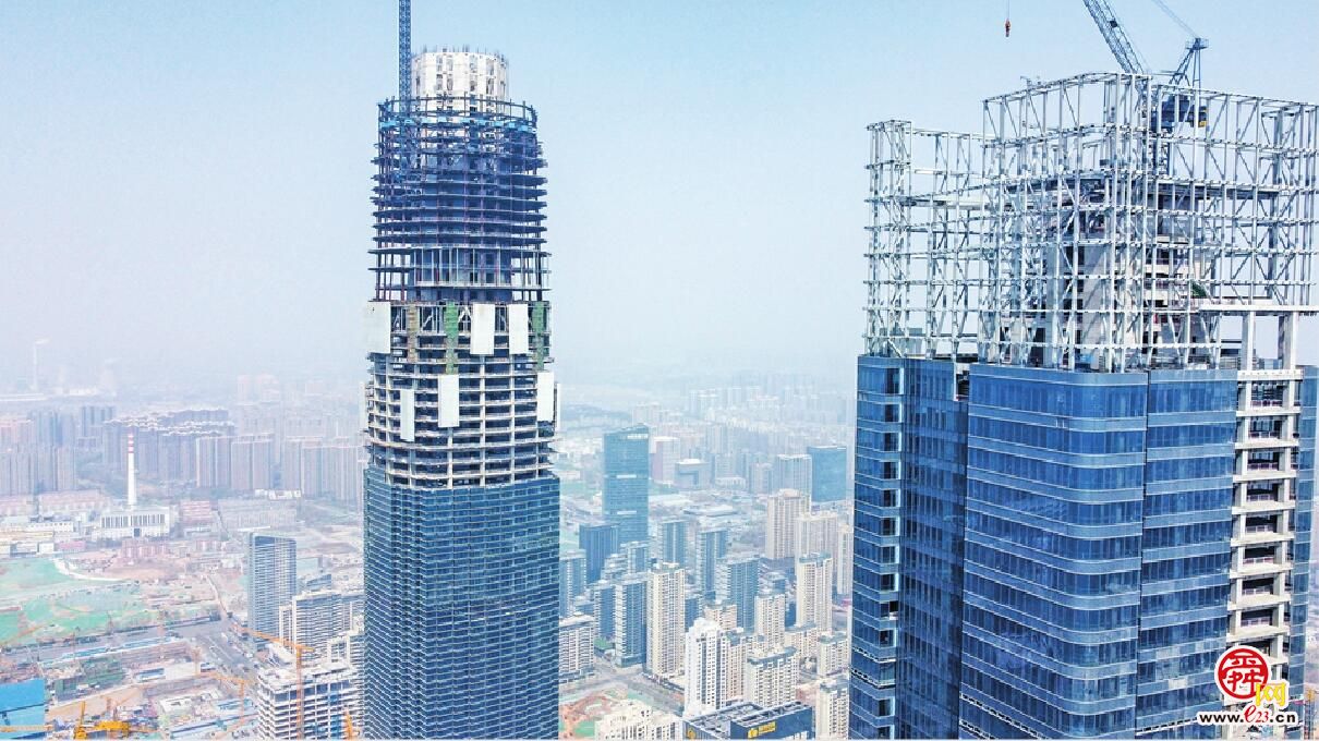 济南第一高外框钢结构向顶端冲刺
