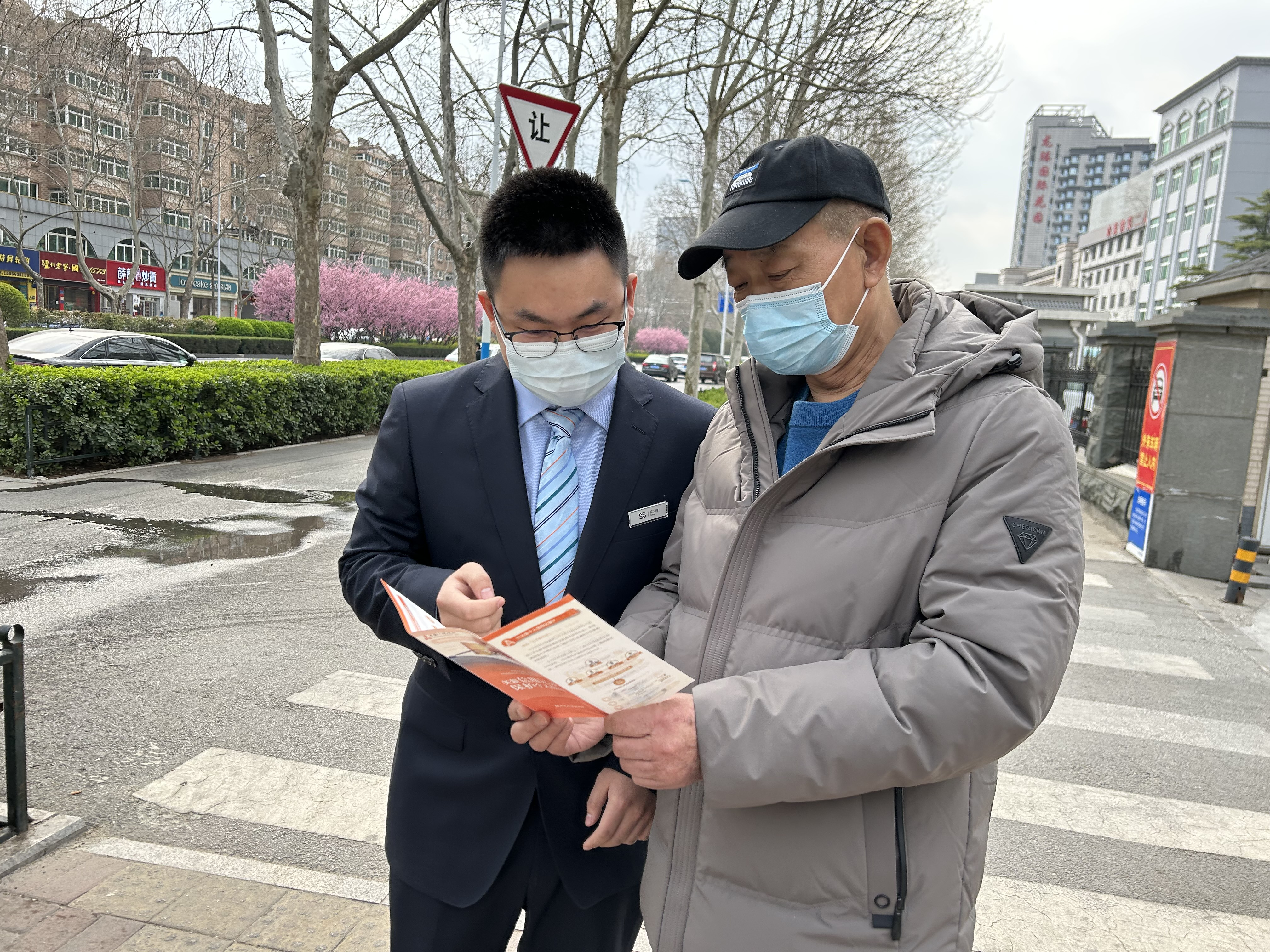 民生银行济南张庄路支行开展《征信业管理条例》颁布十周年宣传活动