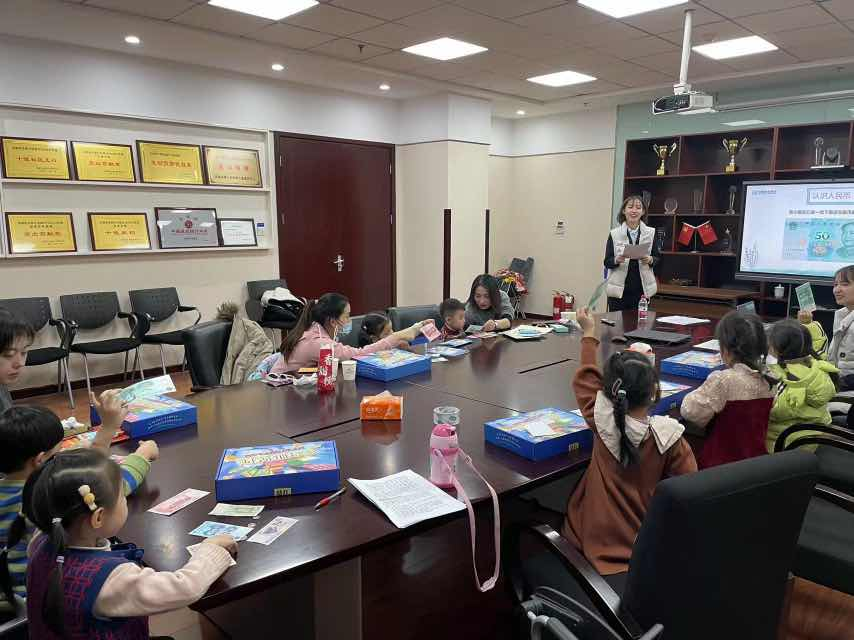 反假货币从我做起——民生银行济南玉函路支行“一老一小”反假货币宣传活动