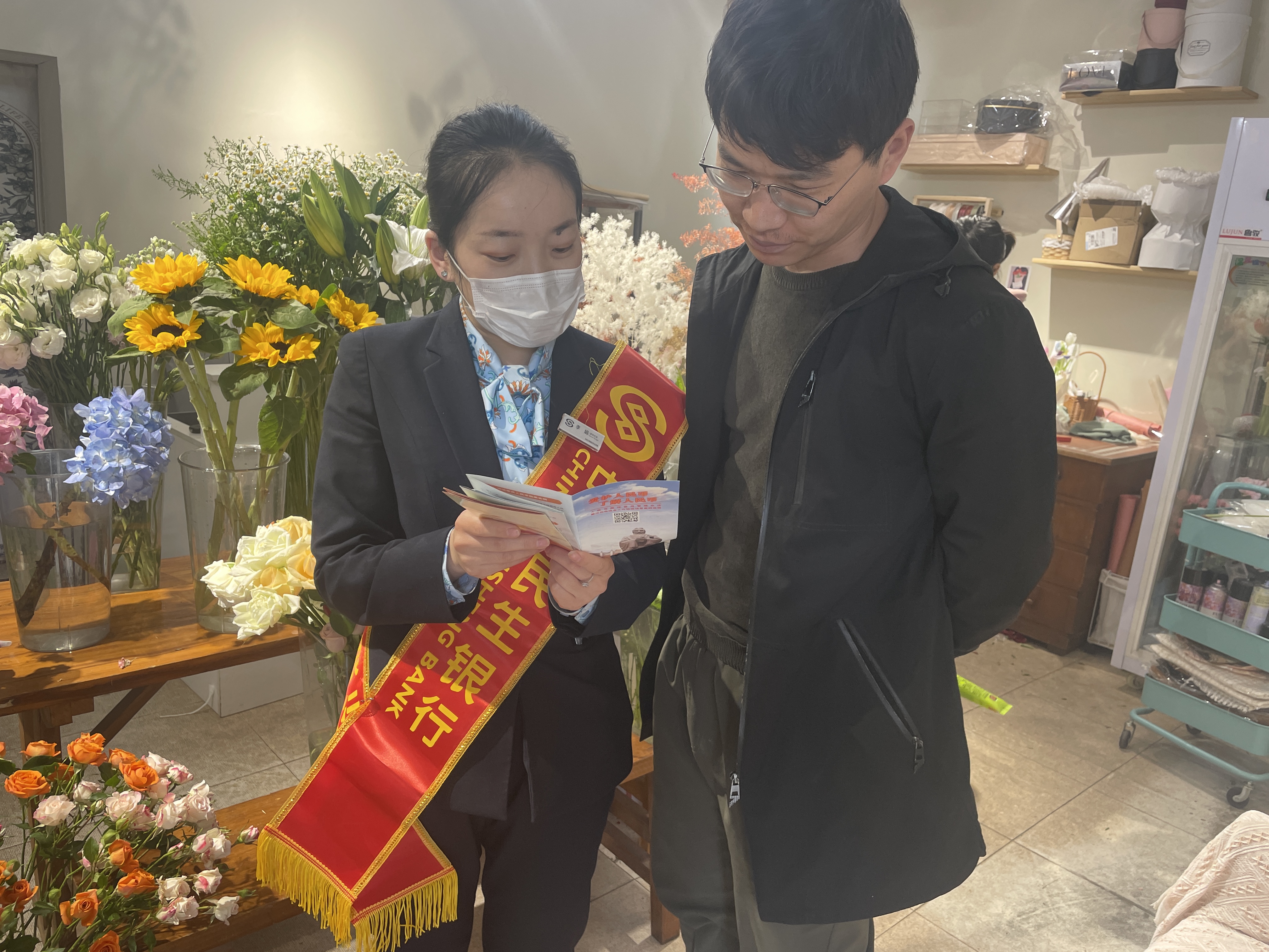 民生银行济南大观园支行积极开展“大额现金管理”宣传活动