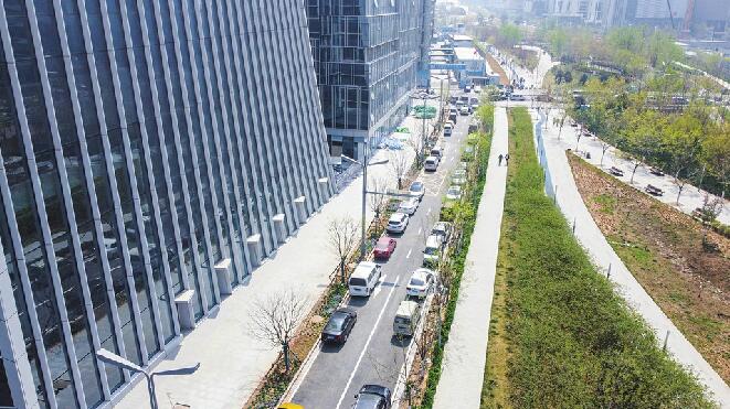 济南CBD新开通道路增临时停车位近百个