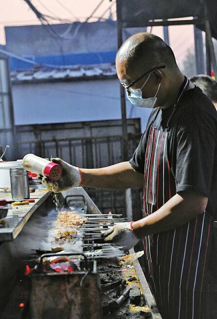 从学徒到烧烤店老板 80后夫妻10年坚守见证淄博烧烤爆火之路