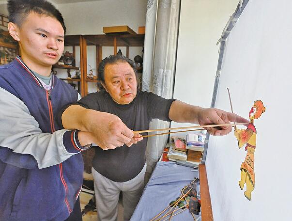 “指挥”千军万马，“西游”皮影入戏 七旬老人历时一年半创作6集《火云洞》,3小时说唱全济南腔