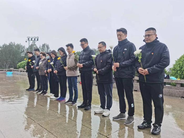 赓续英烈精神，汲取奋进力量——新华保险济南中支党支部与银河证券济南泺源大街党支部共建活动