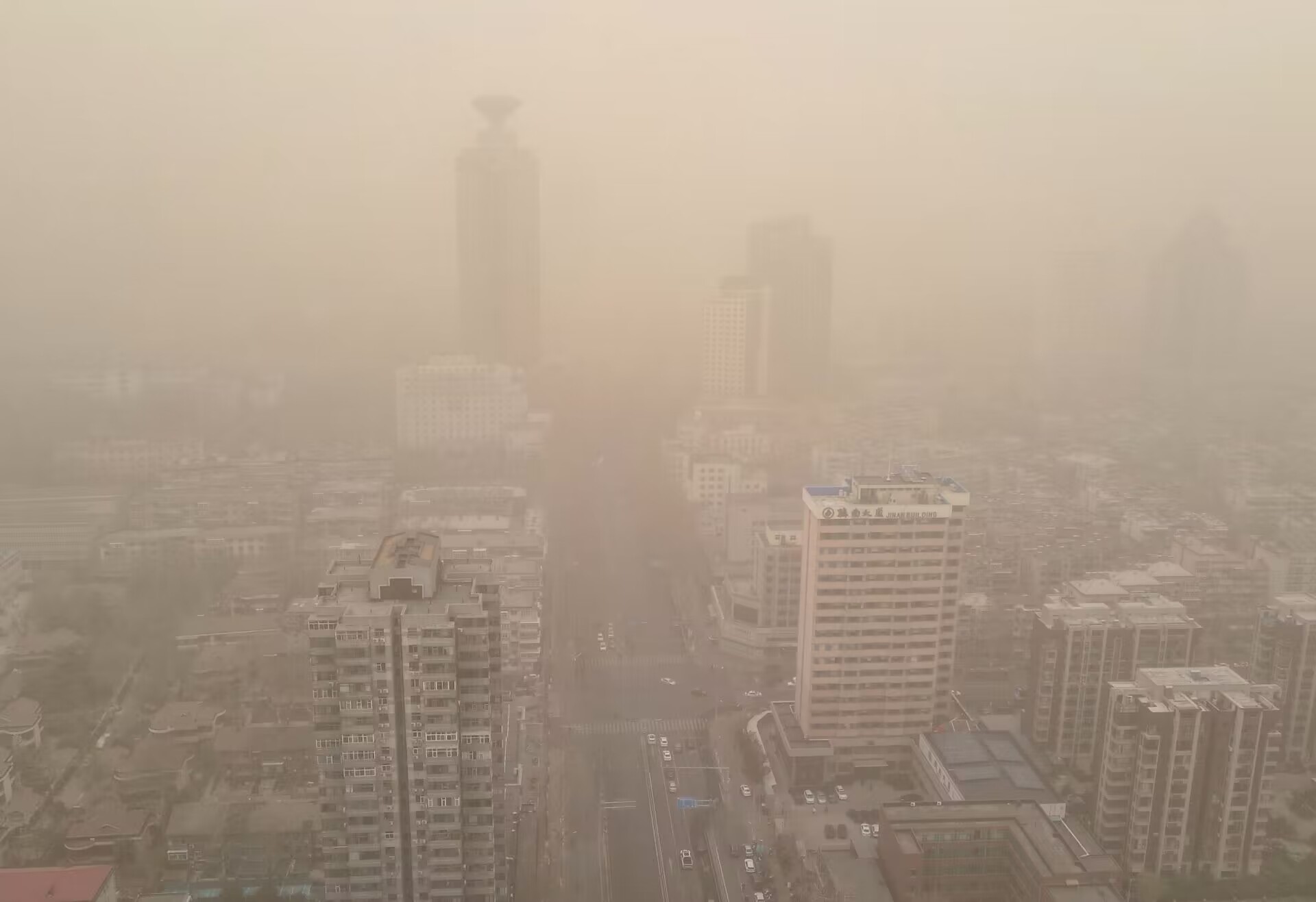 中央气象台继续发布沙尘暴蓝色预警：山东等多地有扬沙或浮尘