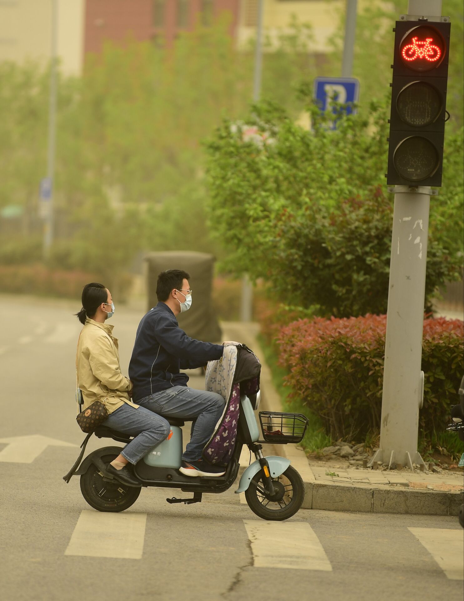 扬沙浮尘遮天蔽日，外出市民做好防护