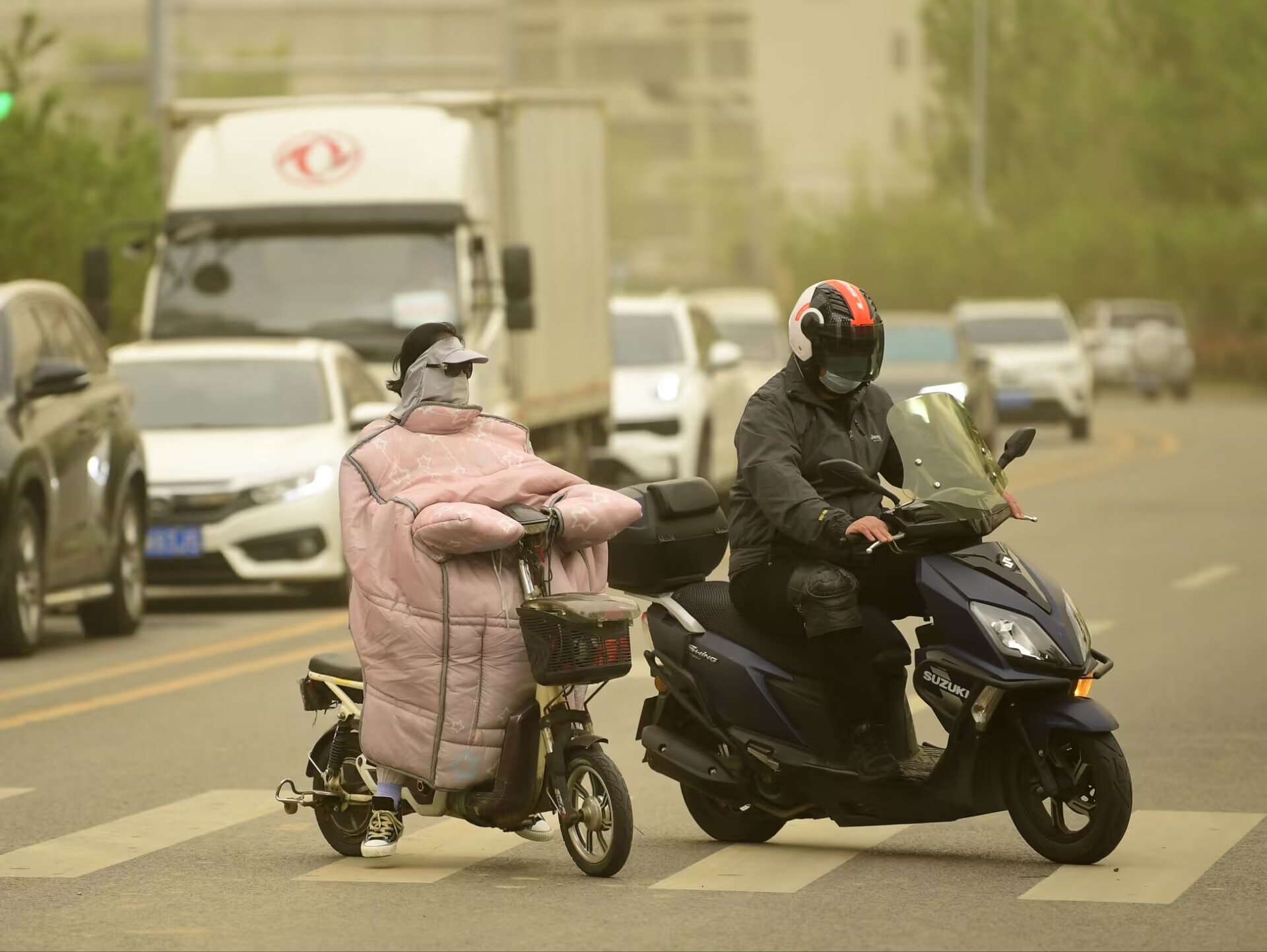 扬沙浮尘遮天蔽日，外出市民做好防护