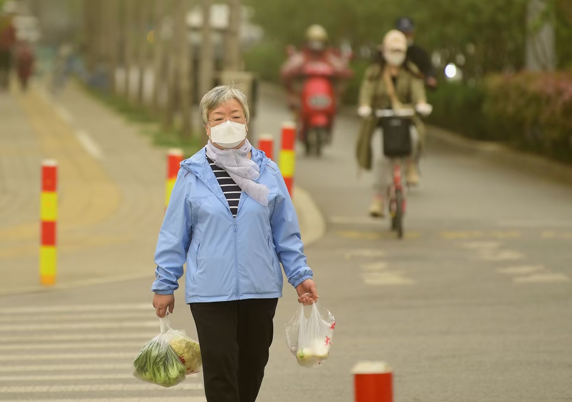 扬沙浮尘遮天蔽日，外出市民做好防护