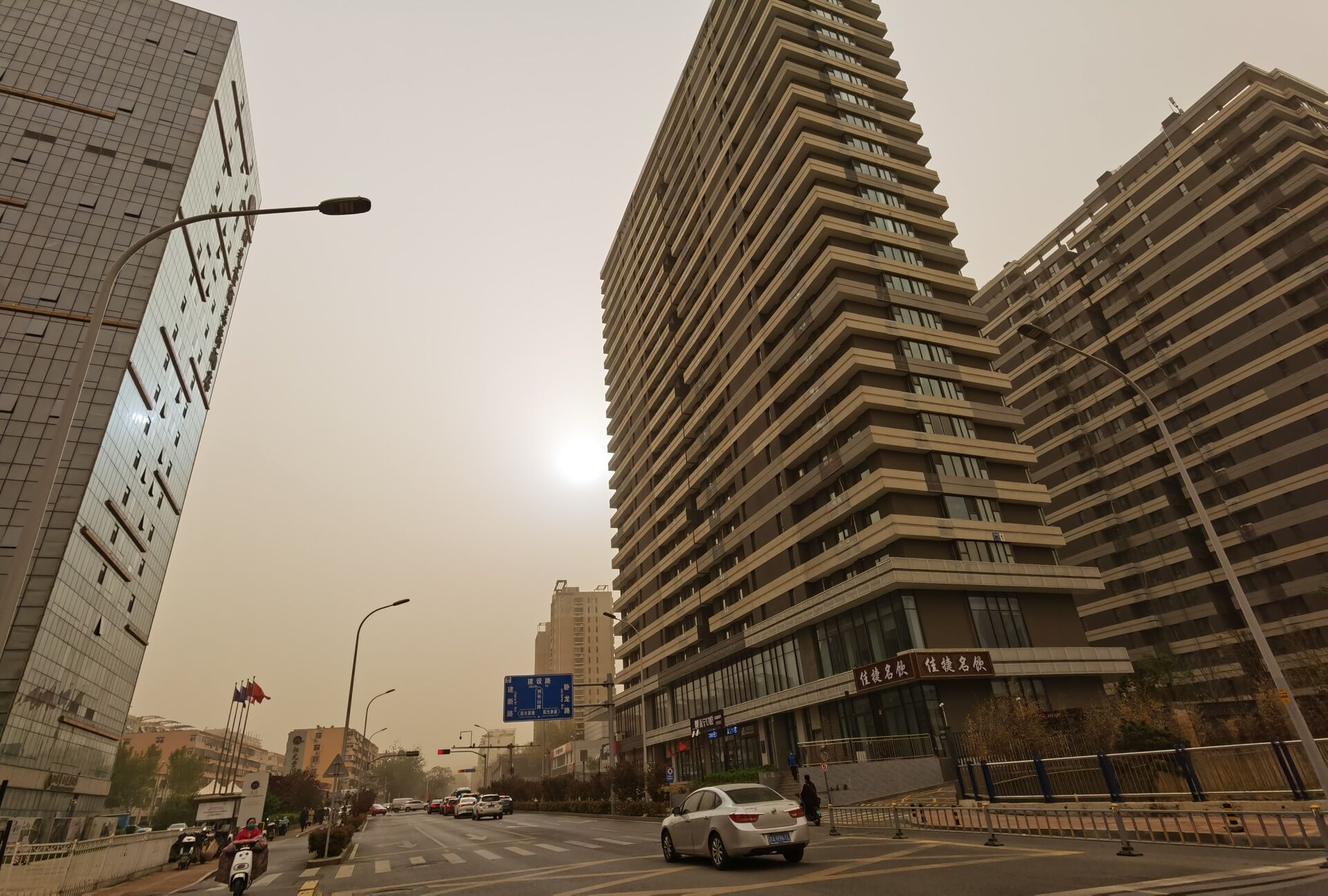 扬沙浮尘遮天蔽日，外出市民做好防护