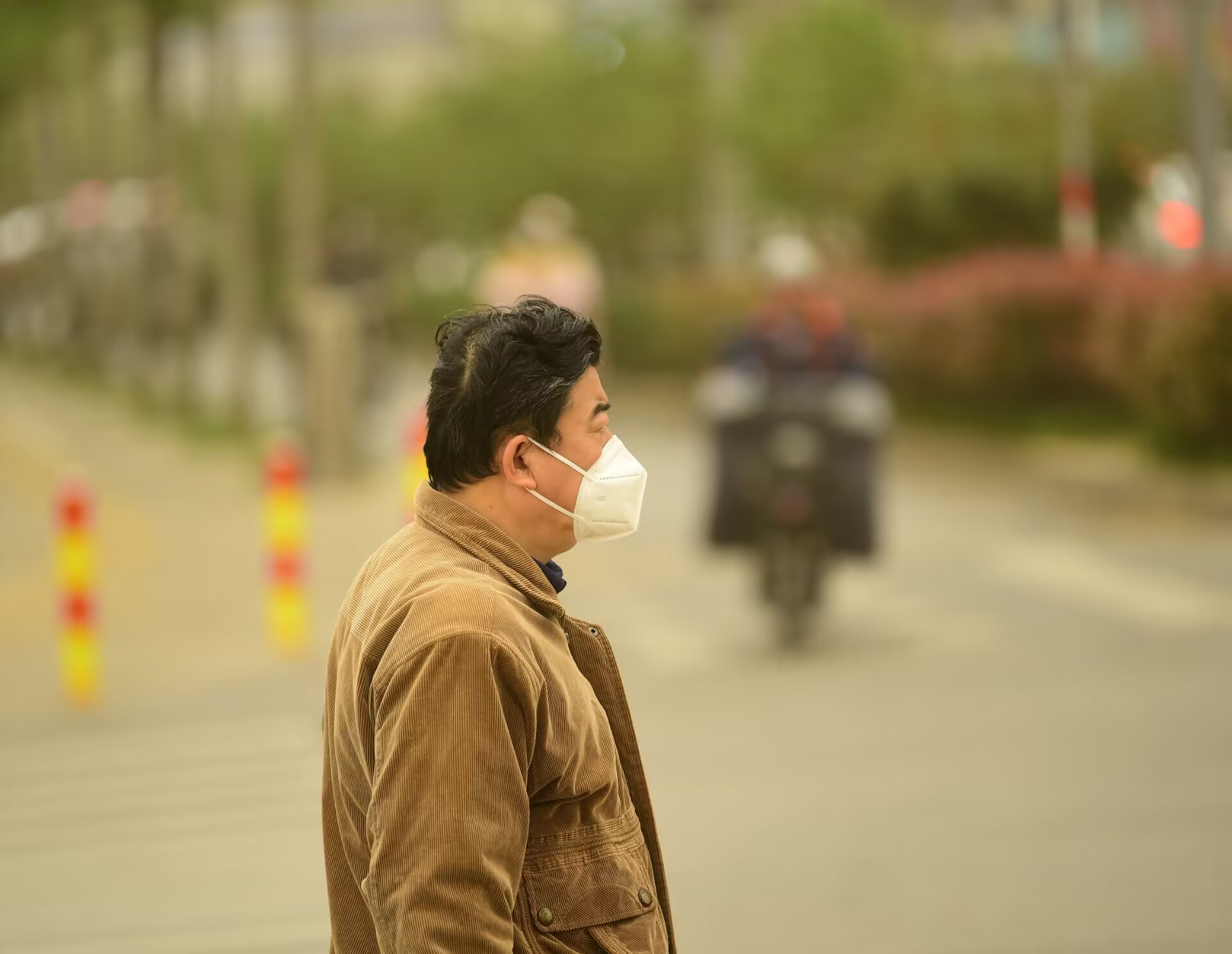 扬沙浮尘遮天蔽日，外出市民做好防护