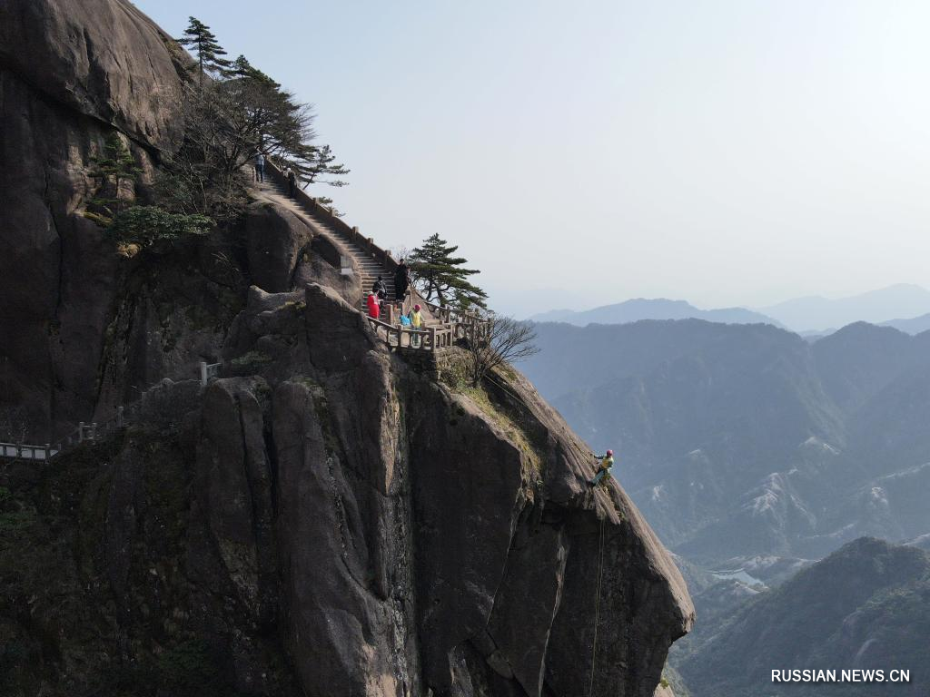 Специальная группа работников санитарно-экологической службы охраняет красоты гор Хуаншань