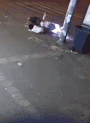 “鬼火”少年狂飙炸街“翘头”炫技,警察蜀黍出手了