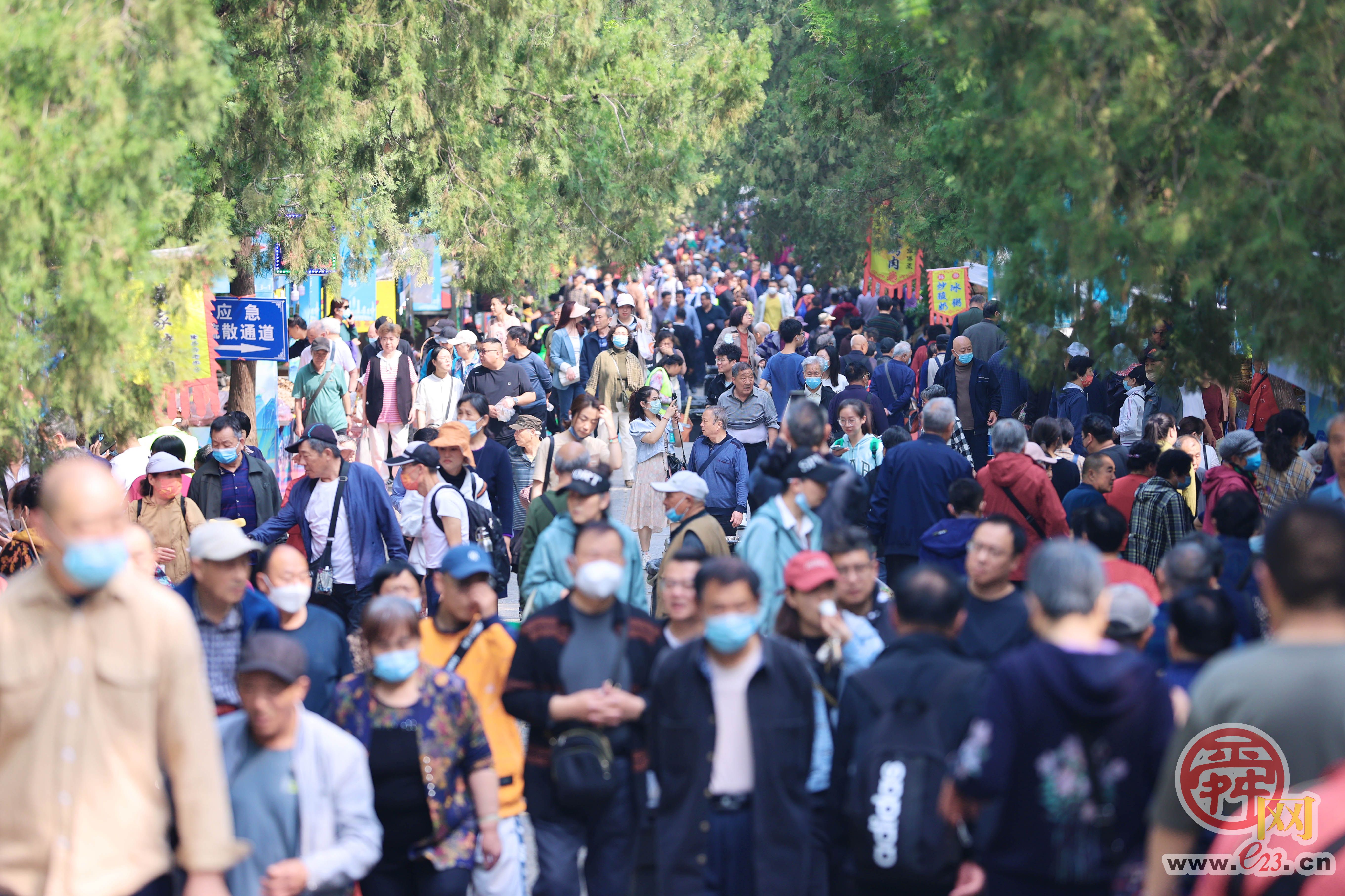 赏民俗 品美食 汉服巡游！济南千佛山“三月三”民俗文化庙会热闹开场