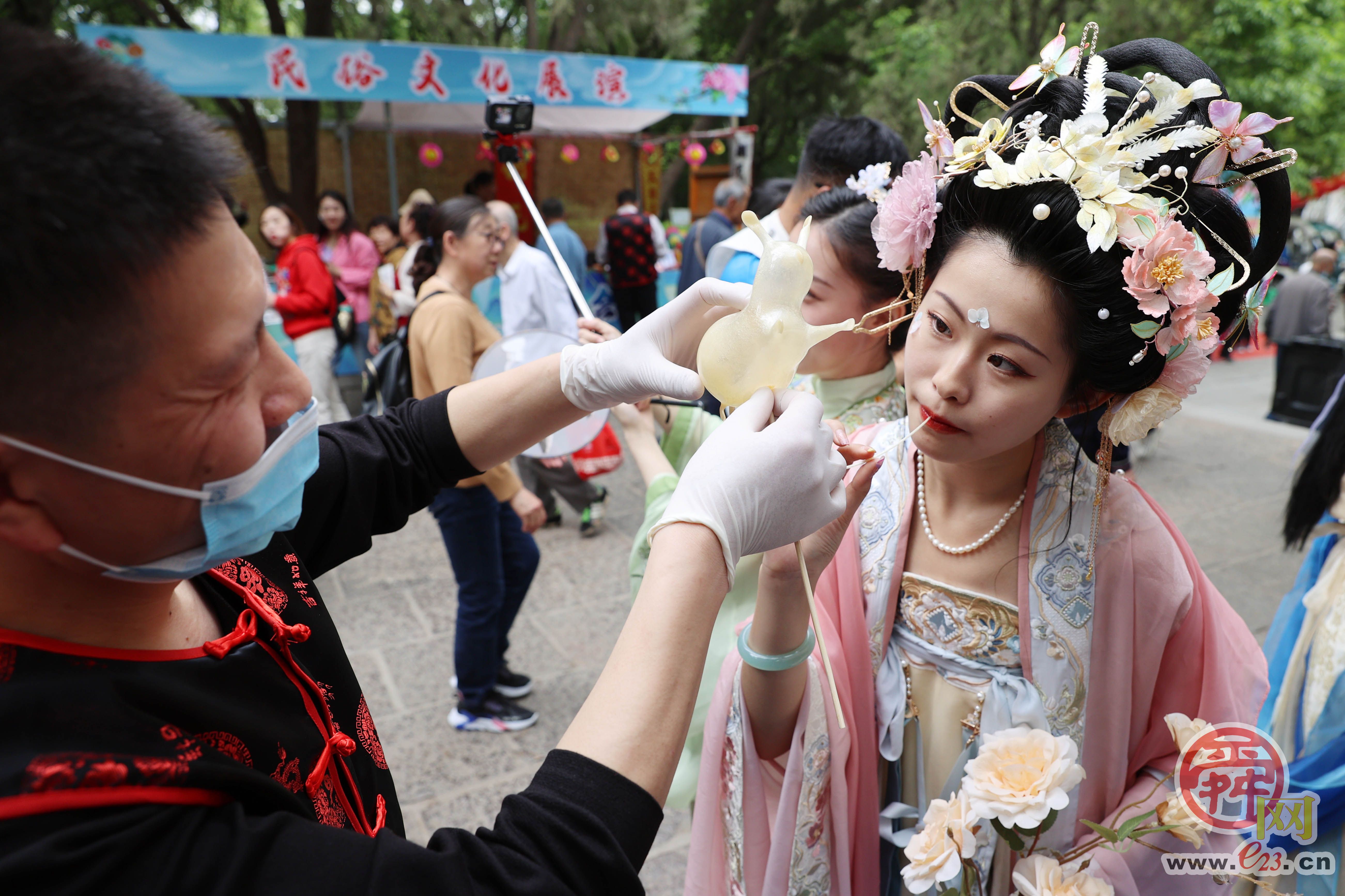 赏民俗 品美食 汉服巡游！济南千佛山“三月三”民俗文化庙会热闹开场