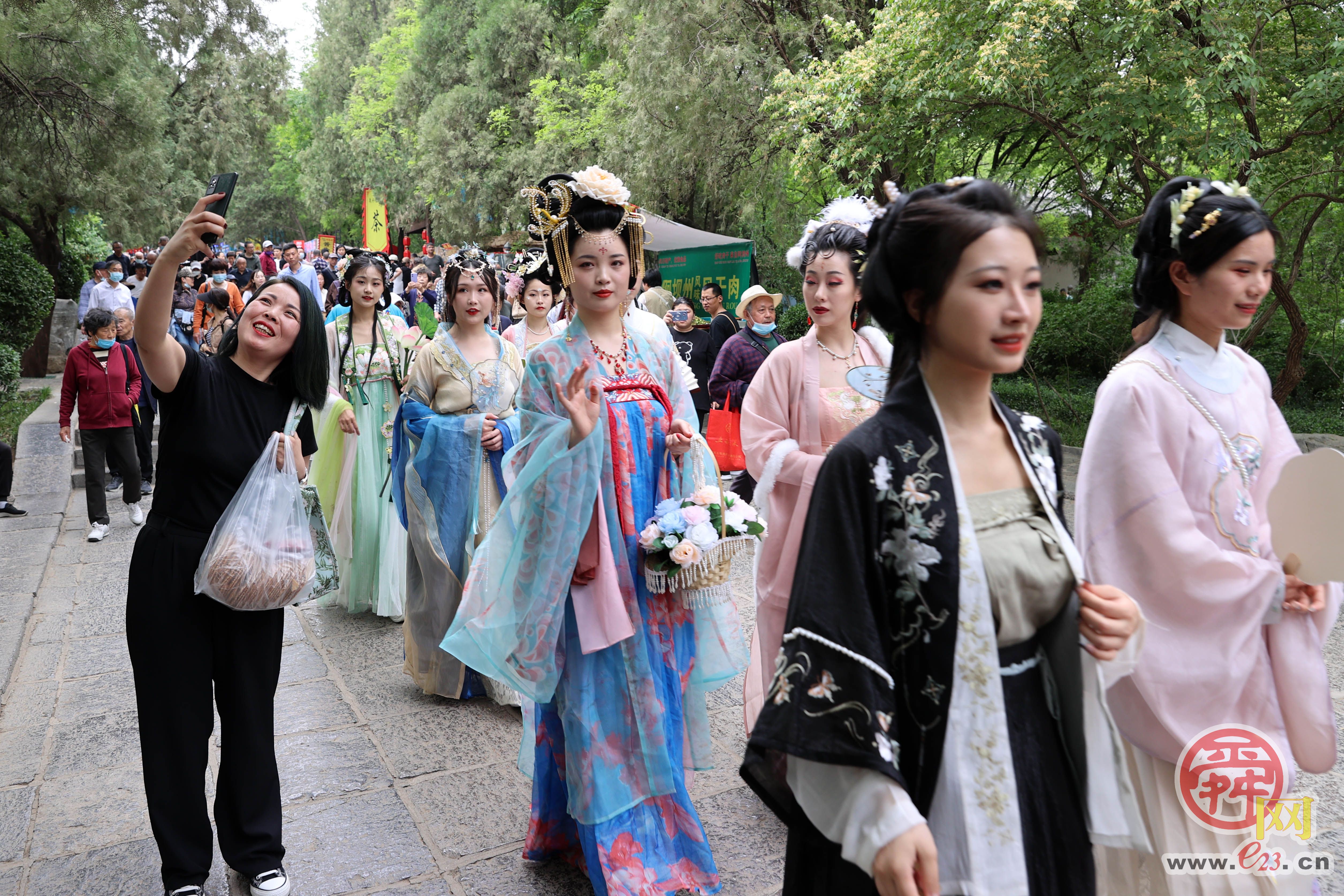 赏民俗 品美食 汉服巡游！济南千佛山“三月三”民俗文化庙会热闹开场