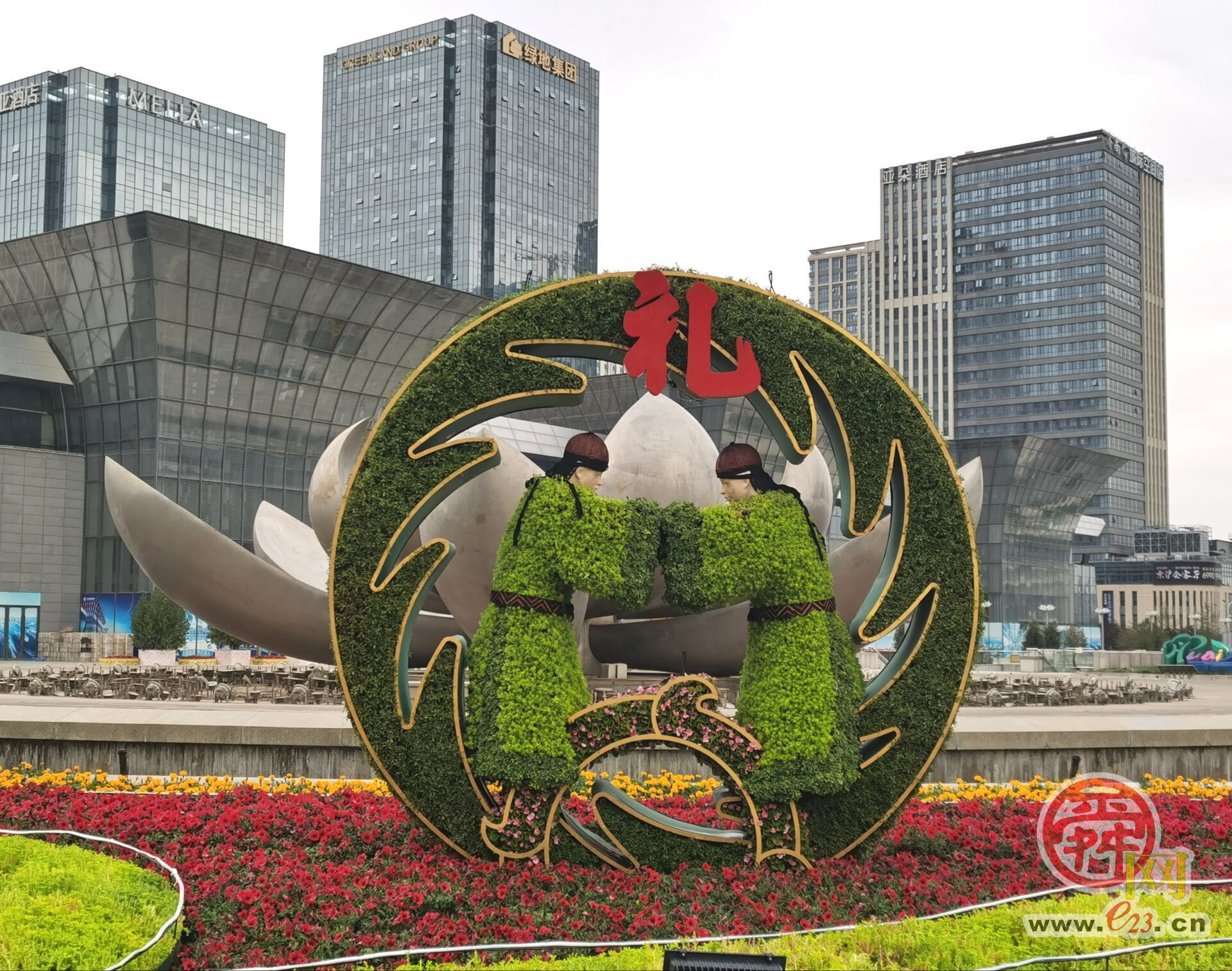 迎“五一”假期，济南西站“君子六艺”巨型花坛亮相