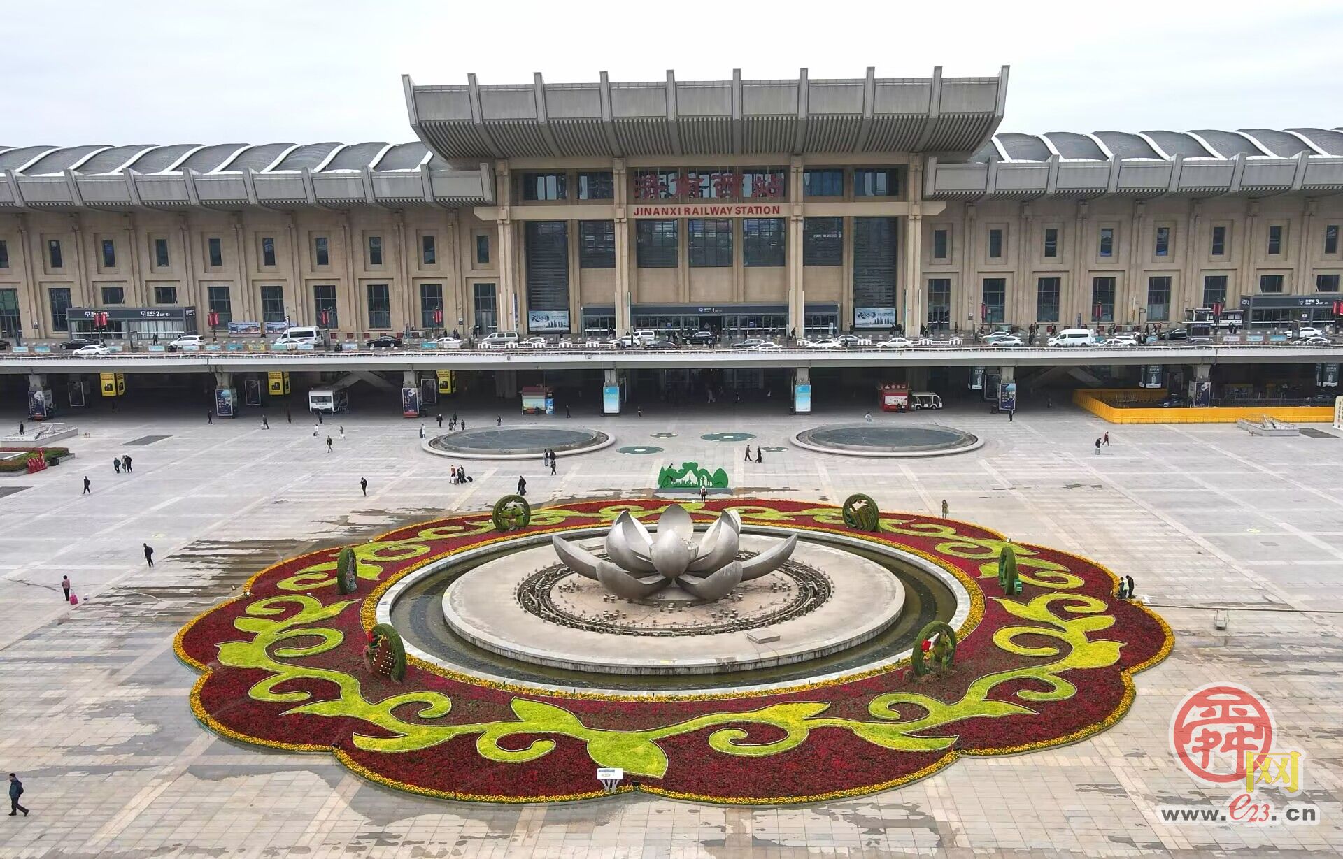 迎“五一”假期，济南西站“君子六艺”巨型花坛亮相