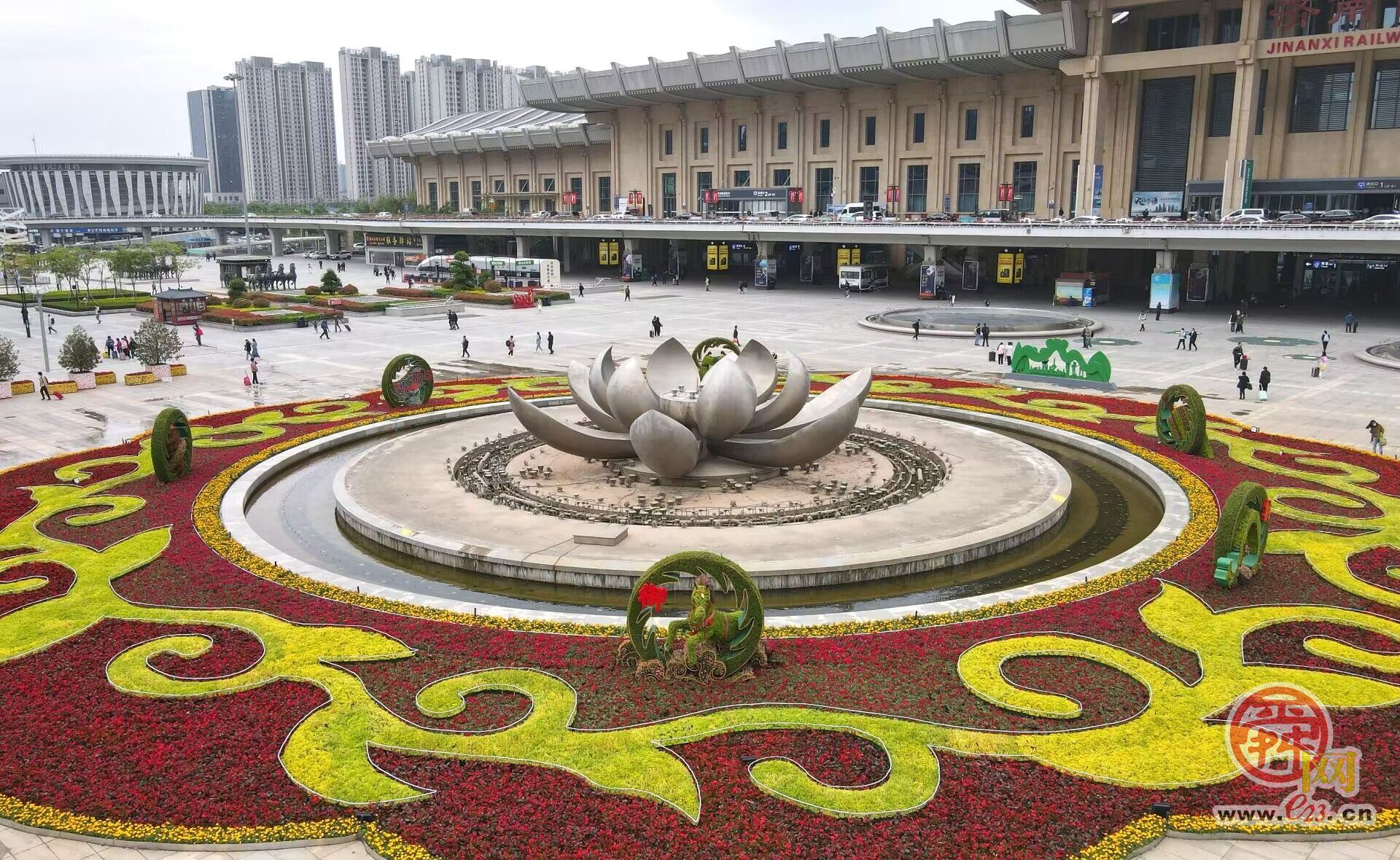迎“五一”假期，济南西站“君子六艺”巨型花坛亮相