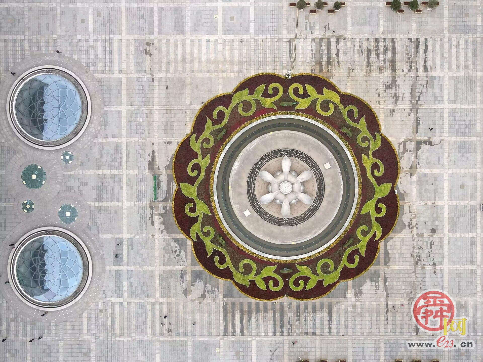 迎“五一”假期，济南西站“君子六艺”巨型花坛亮相