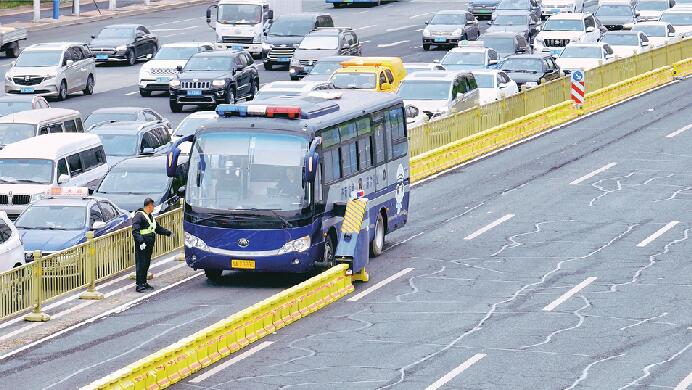 “潮汐作业拉链车”上岗，济南深耕细作解决道路拥堵“顽疾”