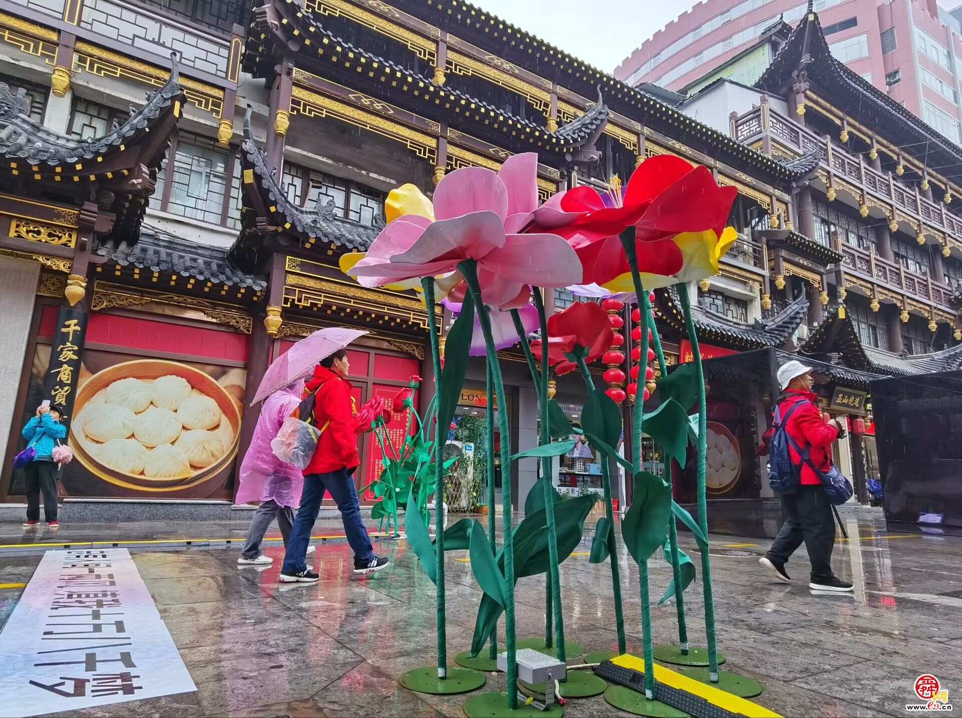 巨型“玫瑰花束”扮靓91岁大观园