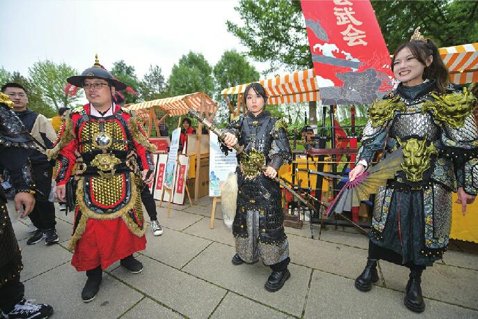 国风盛宴超燃亮相超然楼 70余位青年国风达人亮相，市民、游客现场体验传统艺术