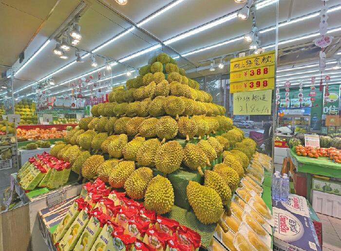 记者探市场：榴莲价格不到一月降了近半 “水果之王”跌下“神坛”，每斤20多元