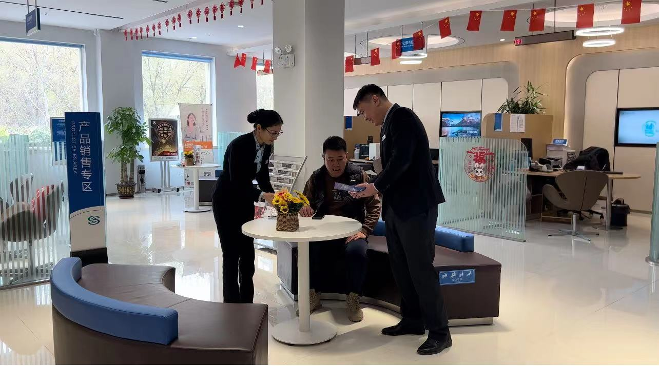 民生银行济南西城支行开展拒收人民币现金集中宣传活动