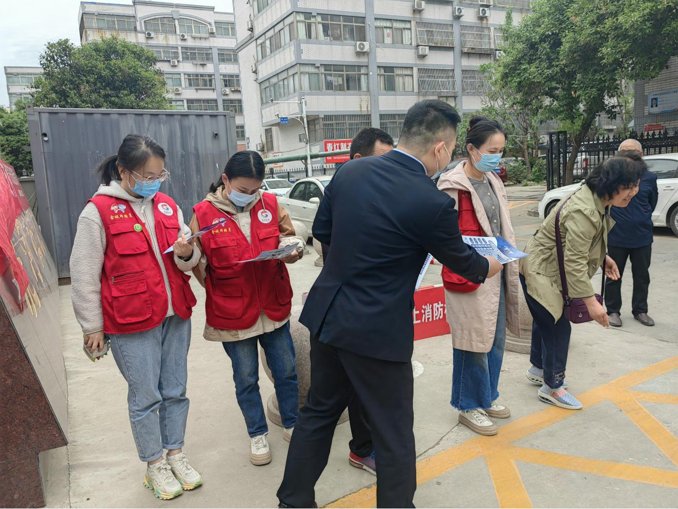 民生银行济宁分行联合洸河社区居委会开展打击治理电信网络诈骗宣传活动