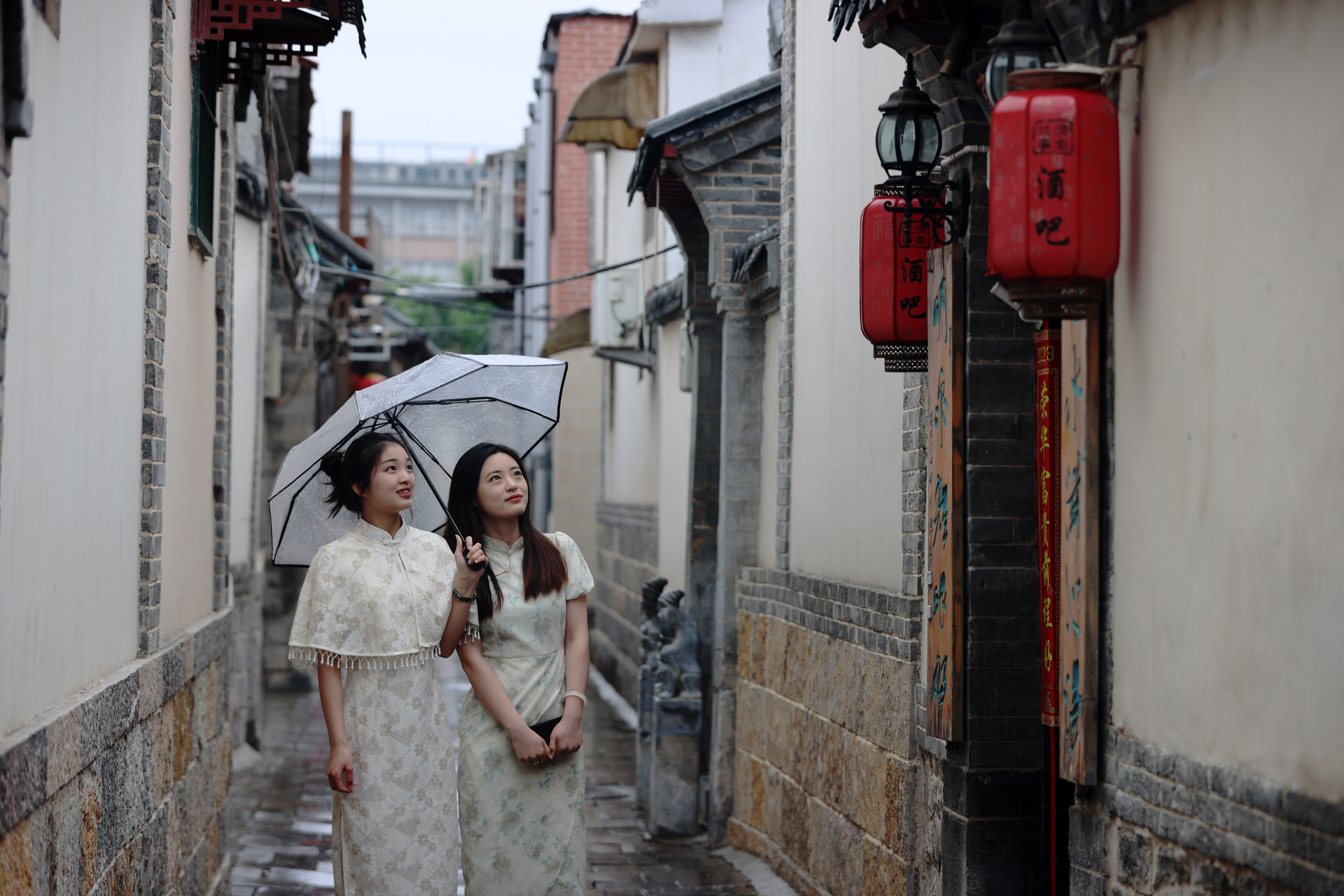 春雨绵绵，观赏老城风貌，品味街巷古韵，感受老济南的文化与市井人情