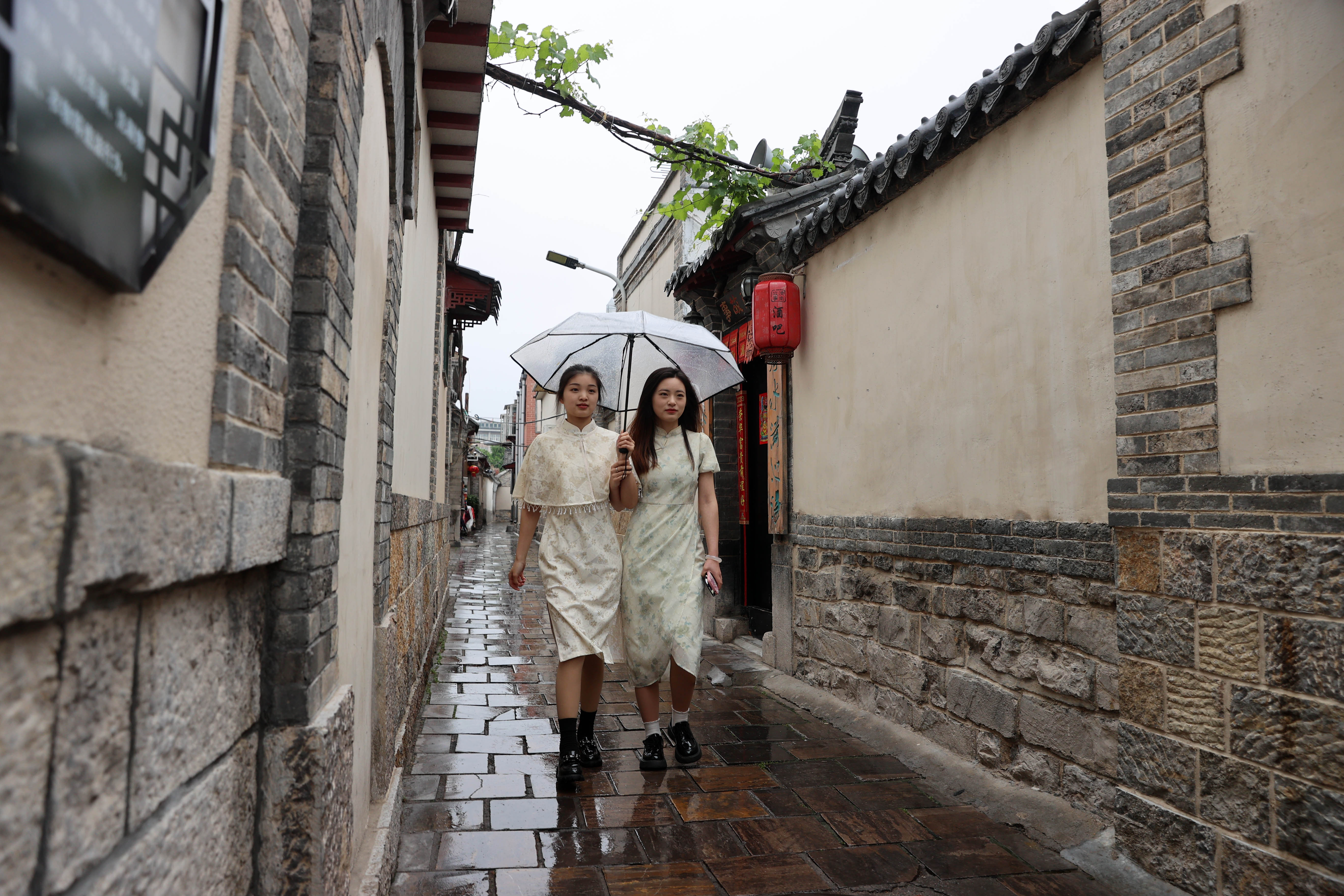 春雨绵绵，观赏老城风貌，品味街巷古韵，感受老济南的文化与市井人情