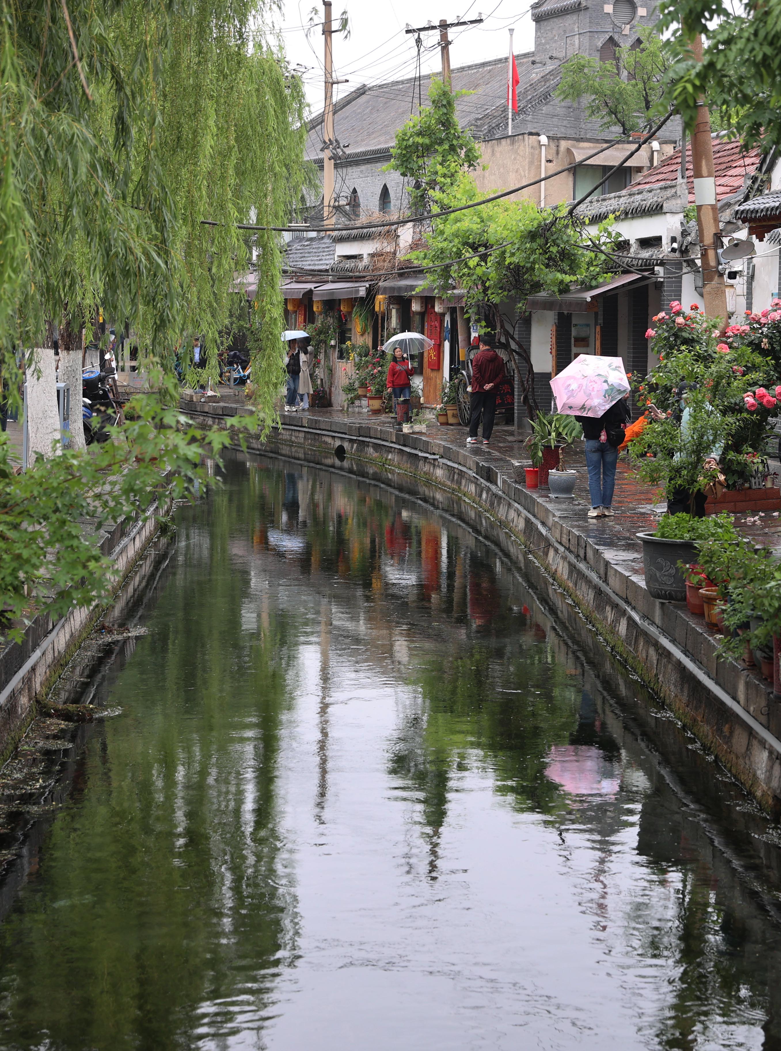 春雨绵绵，观赏老城风貌，品味街巷古韵，感受老济南的文化与市井人情